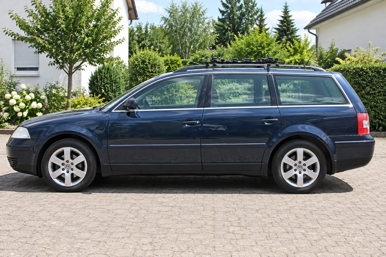 Seitenansicht (Fahrerseite) des VW Passat B5 als Kombi / Variant (mit KI erzeugt)