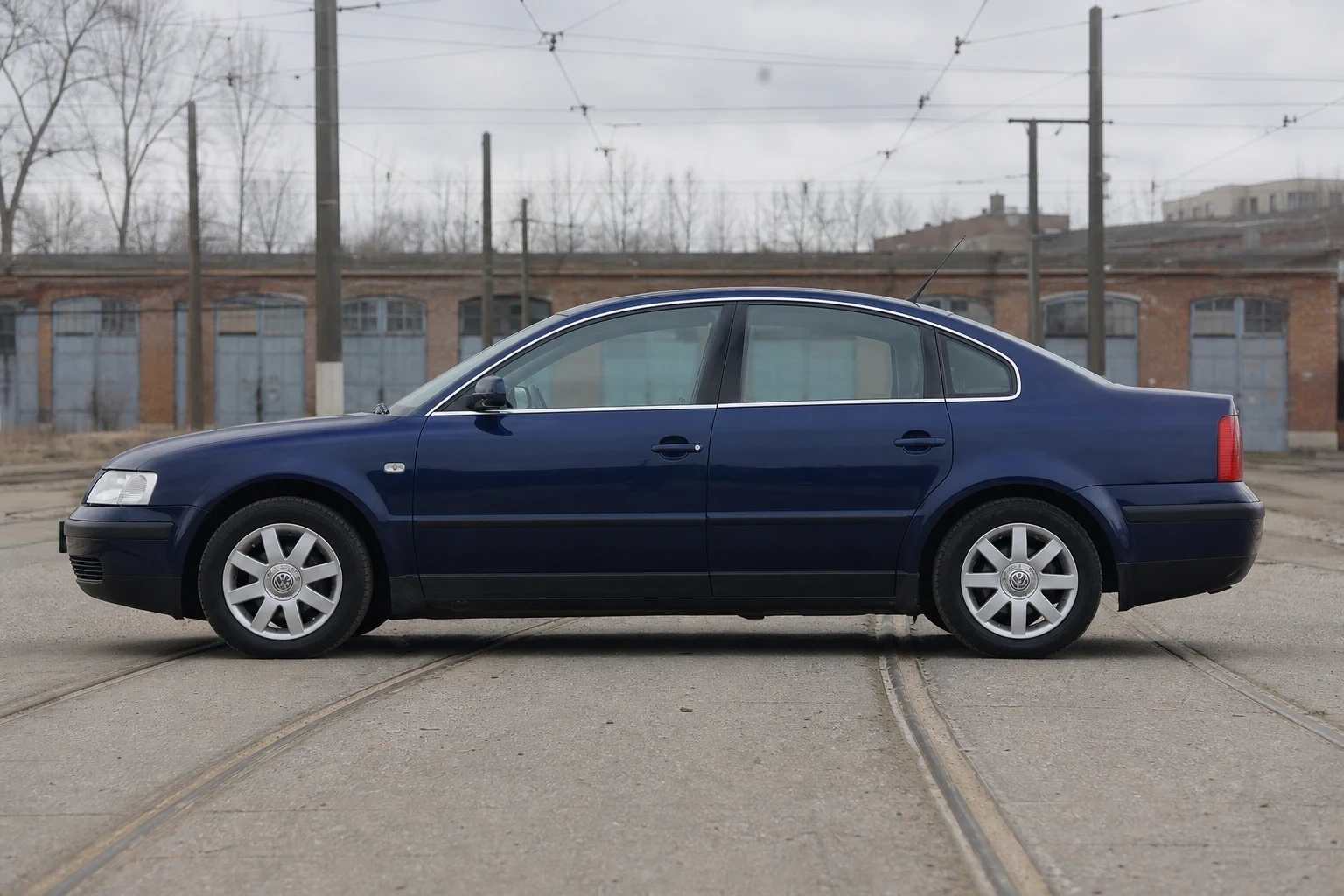 Seitenansicht (Fahrerseite) des VW Passat 5 (vor Facelift). Gen als Limousine (mit KI erzeugt)