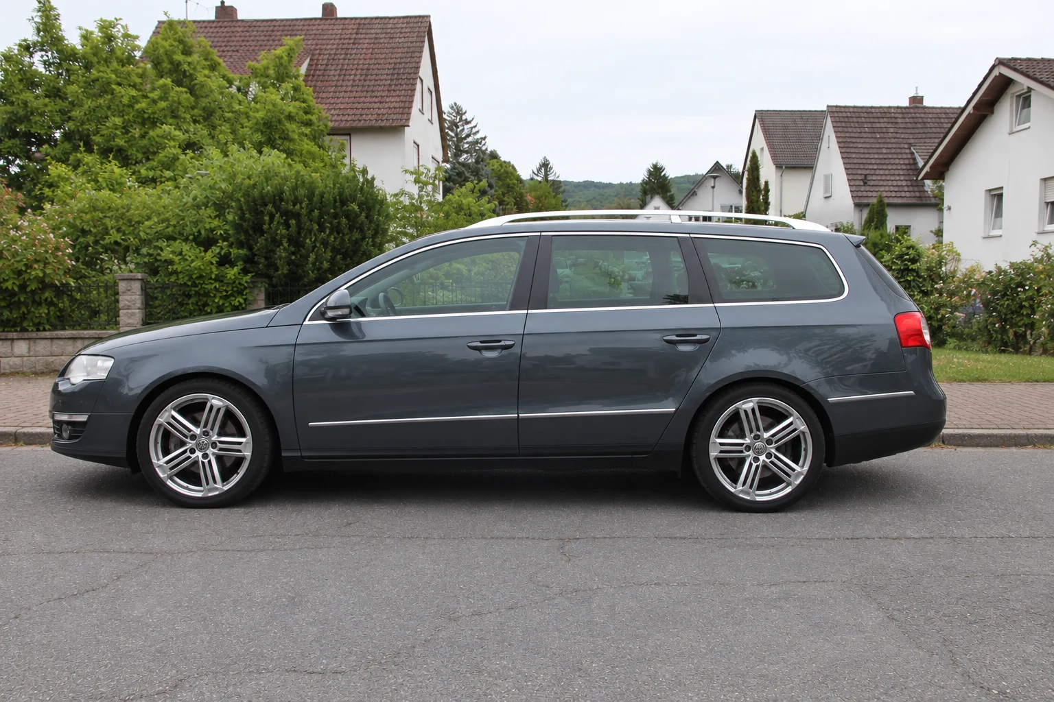 Seitenansicht (Fahrerseite) des VW Passat 6 als Kombi / Variant (mit KI erzeugt)