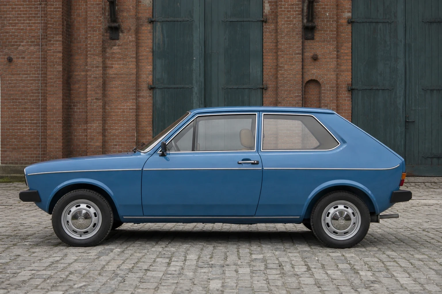 Seitenansicht (Fahrerseite) des VW Polo 1 als 3-Türer (mit KI erzeugt)