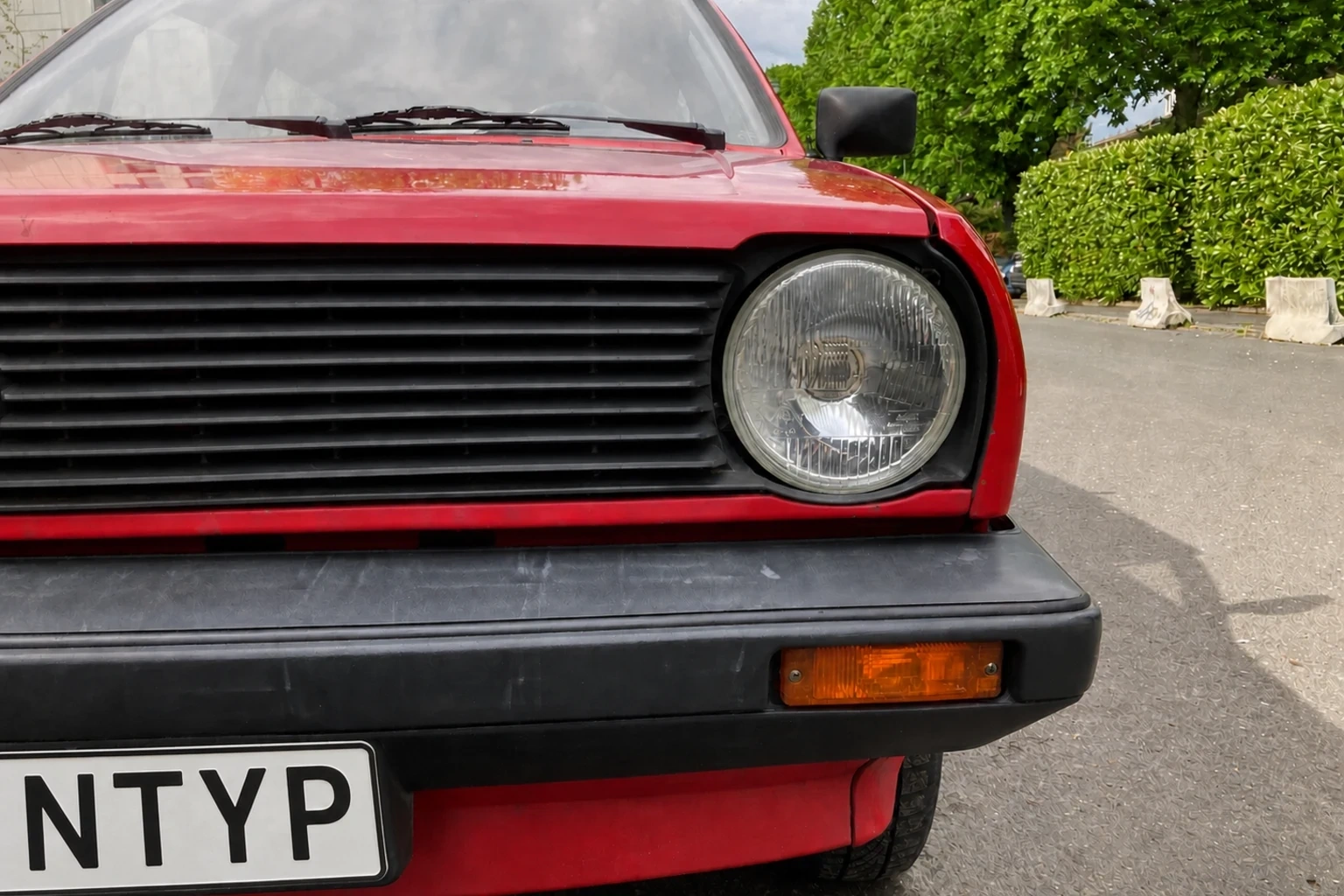Abblendlicht des VW Polo 2; der rote Pfeil zeigt auf die Fassung