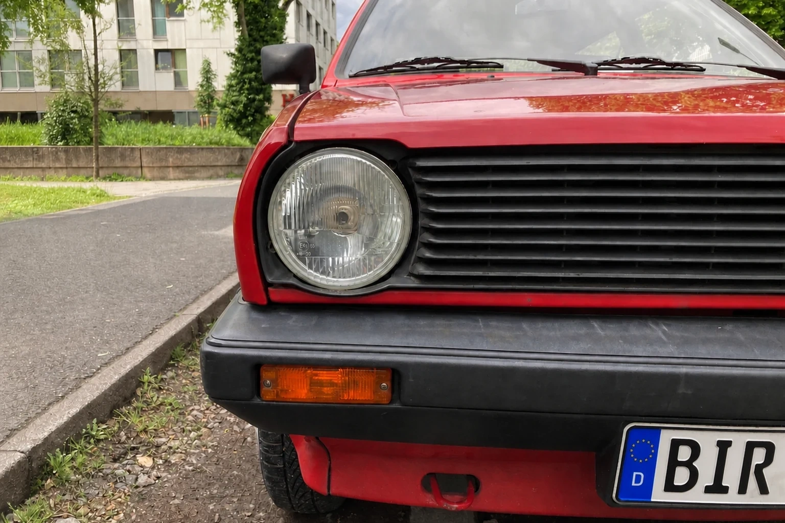 Abblendlicht des VW Polo 2; der rote Pfeil zeigt auf die Fassung