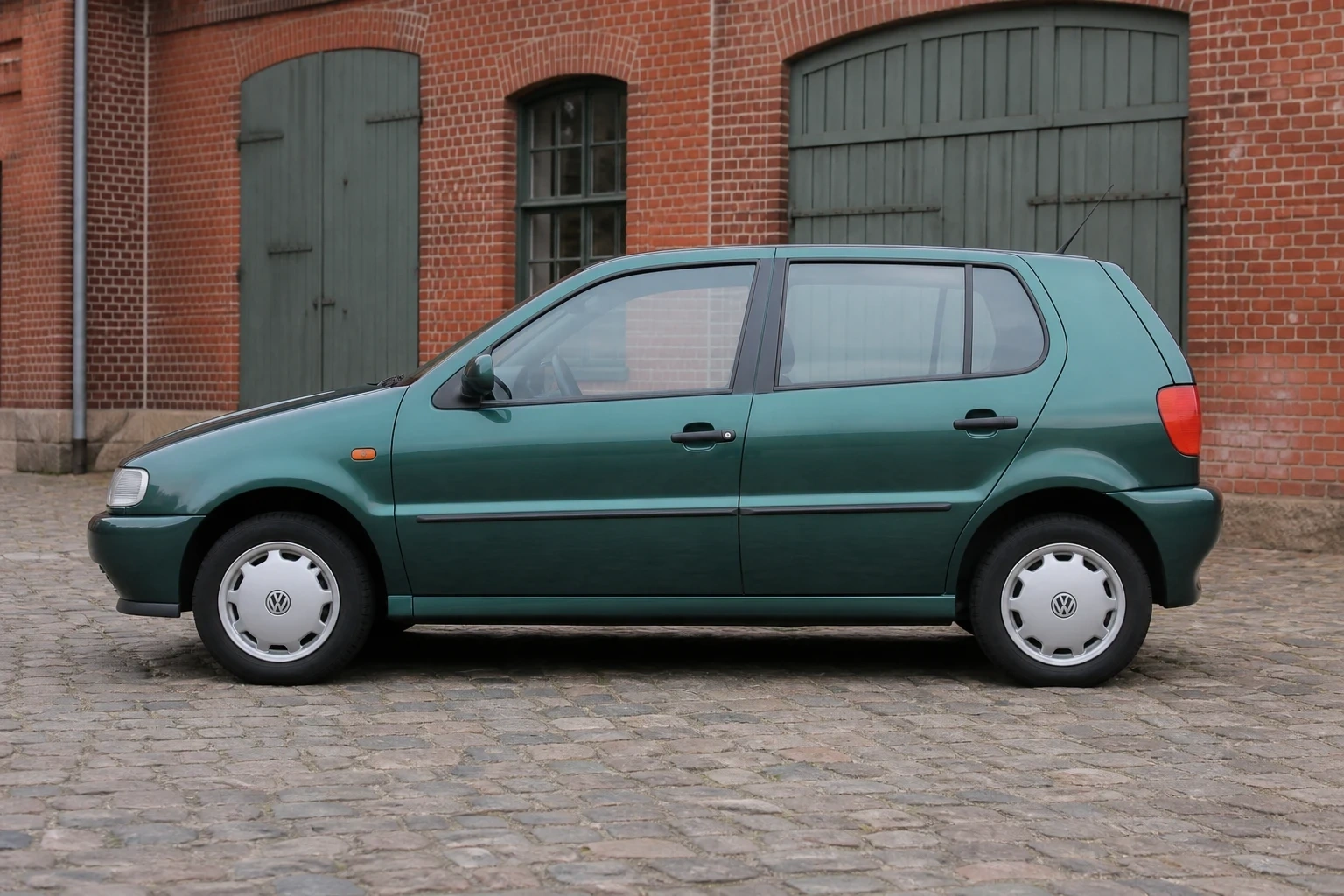Seitenansicht (Fahrerseite) des VW Polo 3. Gen als 3-, 5-Türer (mit KI erzeugt)