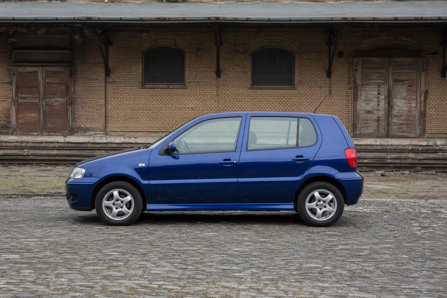 Seitenansicht (Fahrerseite) des VW Polo 3 Facelift. Gen als 3-, 5-Türer (mit KI erzeugt)