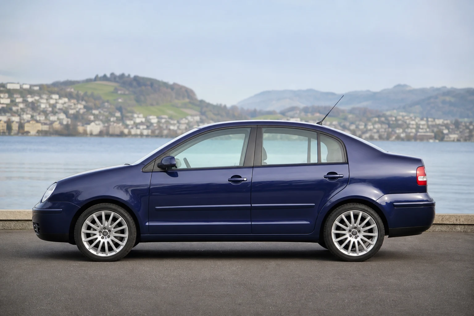 Seitenansicht (Fahrerseite) des VW Polo 4 als Limousine (mit KI erzeugt)