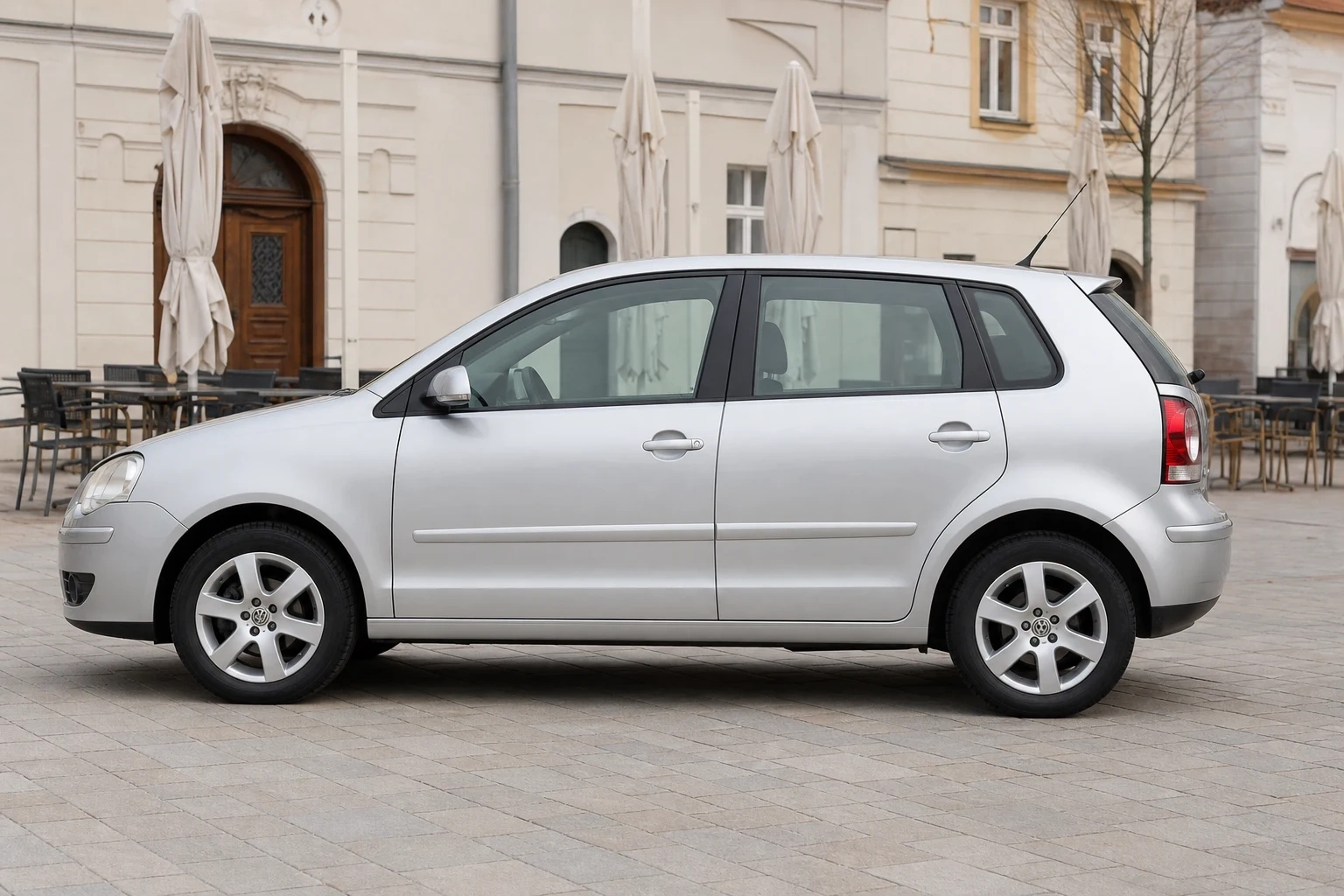 Seitenansicht (Fahrerseite) des VW Polo 4. Gen Facelift als 3-, 5-Türer & CrossPolo (mit KI erzeugt)