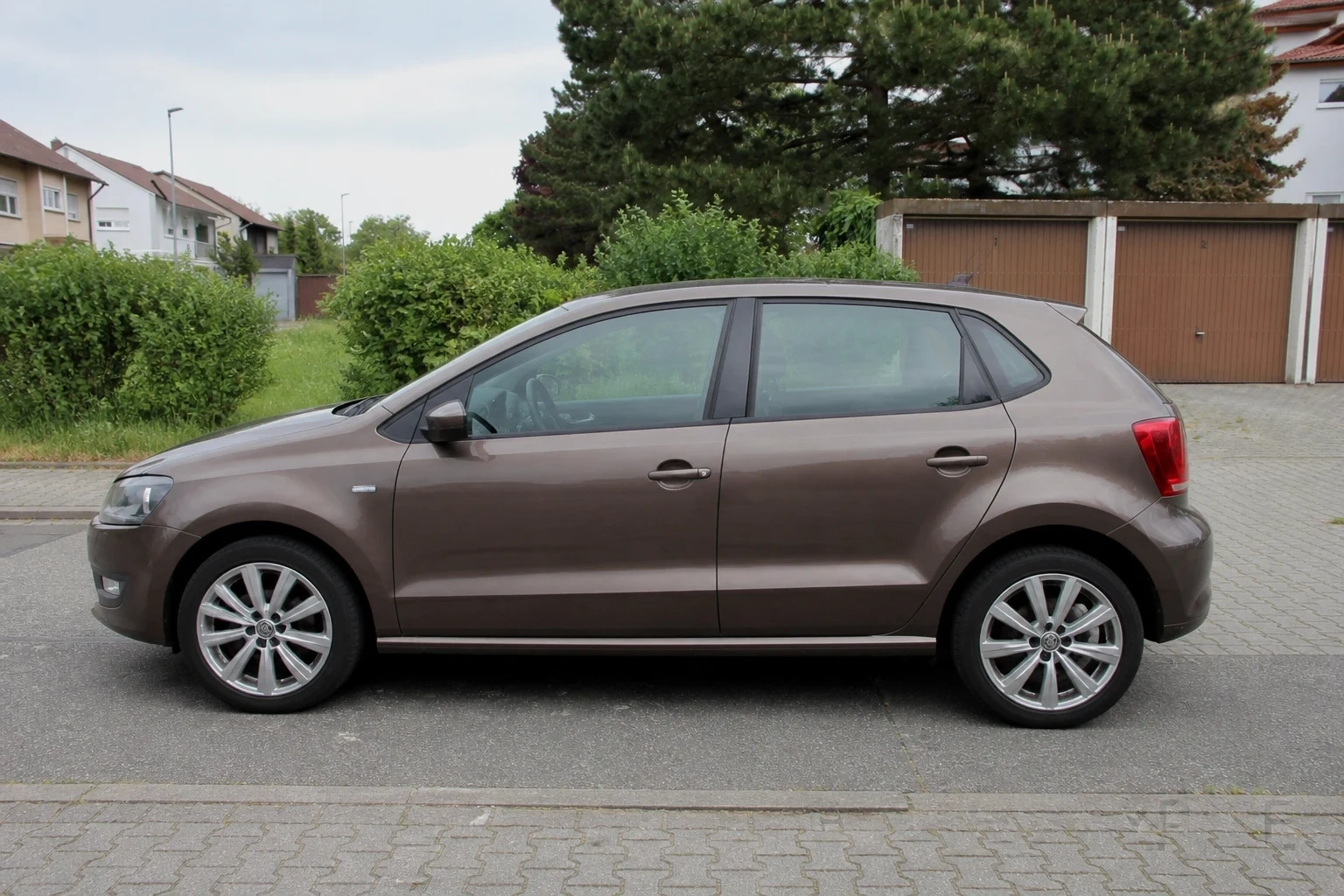 Seitenansicht (Fahrerseite) des VW Polo V als 3-, 5-Türer & CrossPolo Vor-Facelift (mit KI erzeugt)