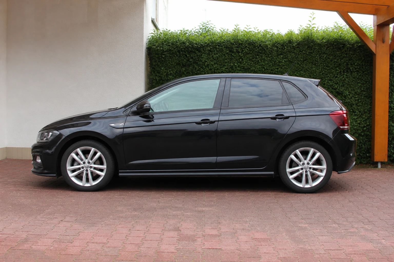 Seitenansicht (Fahrerseite) des VW Polo VI als 5-Türer (Vor-Facelift) (mit KI erzeugt)