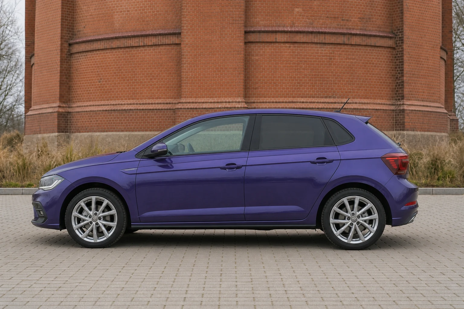 Seitenansicht (Fahrerseite) des VW Polo VI als 5-Türer Facelift (2021) (mit KI erzeugt)