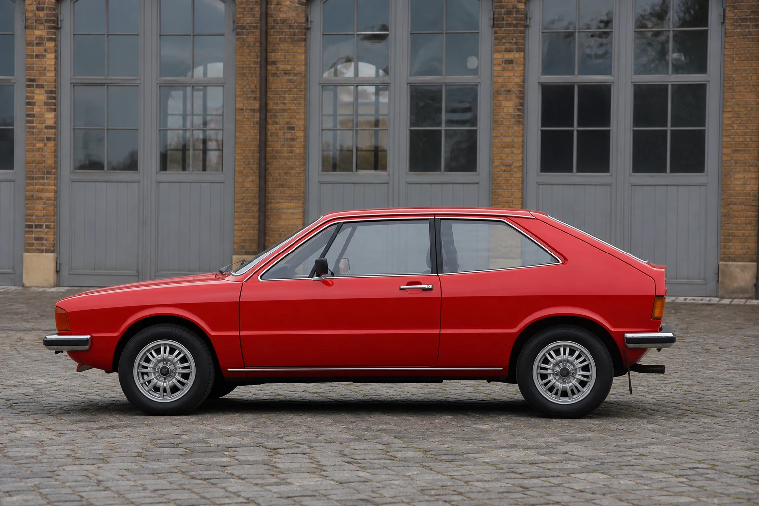 Seitenansicht (Fahrerseite) des VW Scirocco 1 als Sportcoupé (3-Türer) (mit KI erzeugt)
