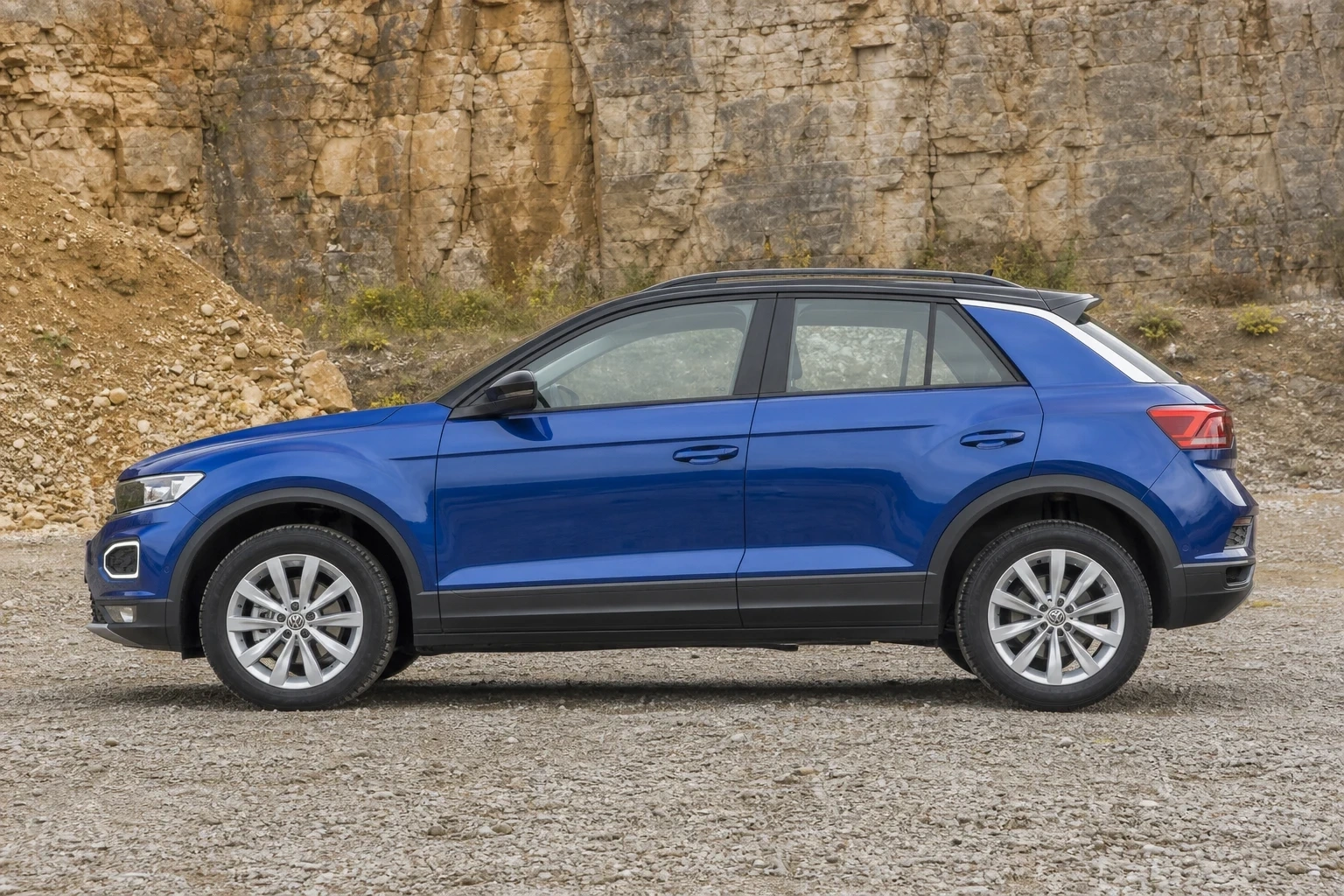 Seitenansicht (Fahrerseite) des VW T-Roc 1. Gen als SUV (mit KI erzeugt)