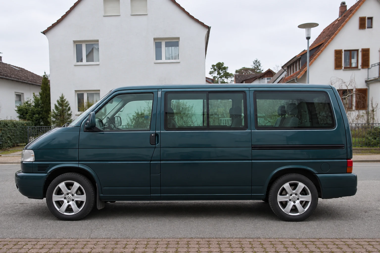 Seitenansicht (Fahrerseite) des VW T4 als Bus / Kombi (Multivan, Caravelle, California) (mit KI erzeugt)