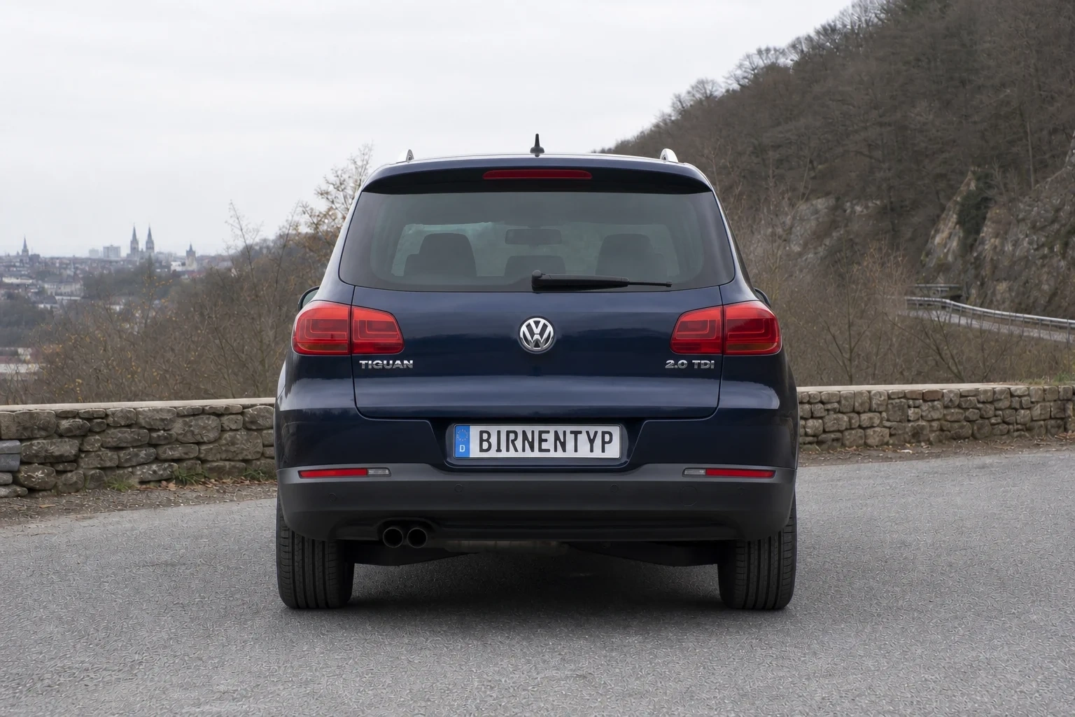 Heck-Ansicht des VW Tiguan 1. Gen (mit KI erzeugt)