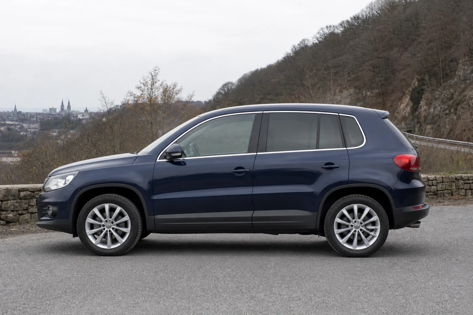 Seitenansicht (Fahrerseite) des VW Tiguan 1. Gen als SUV (mit KI erzeugt)