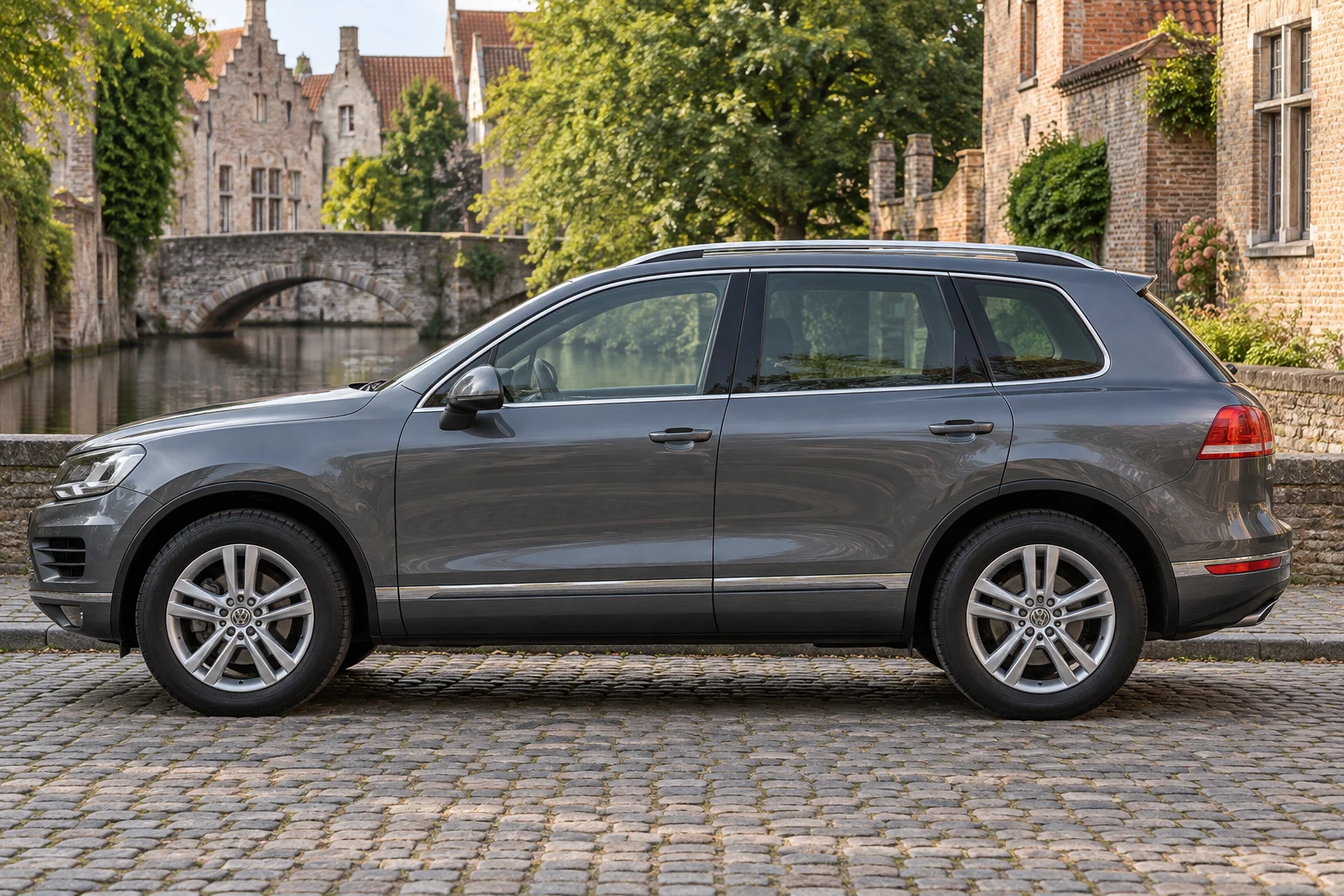 Seitenansicht (Fahrerseite) des VW Touareg 2 als SUV (mit KI erzeugt)