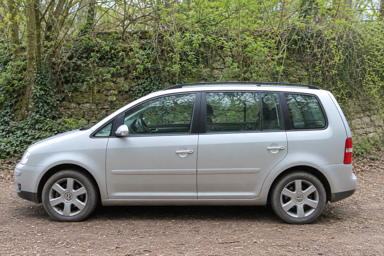 Seitenansicht (Fahrerseite) des VW Touran 1. Gen als 5-Türer (mit KI erzeugt)