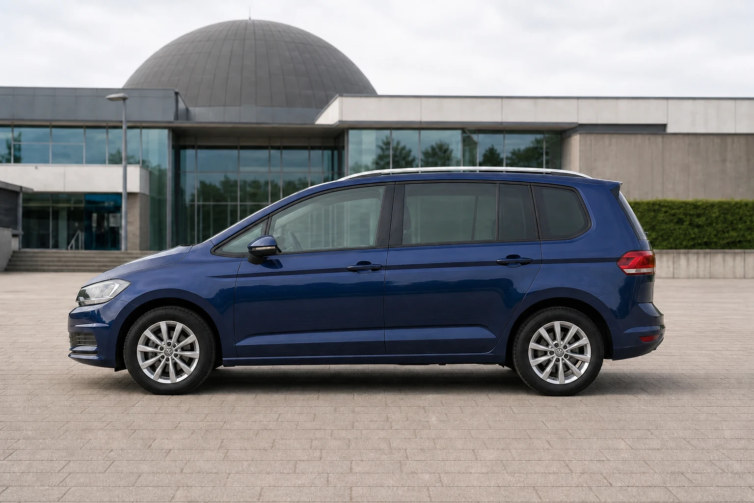 Seitenansicht (Fahrerseite) des VW Touran 2 als 5-Türer