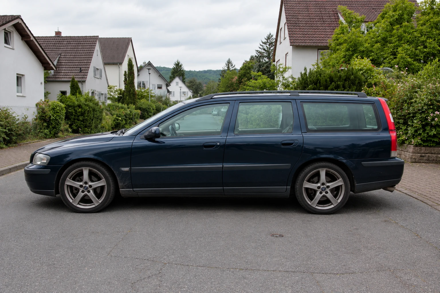 Seitenansicht (Fahrerseite) des Volvo V70 als Kombi (mit KI erzeugt)