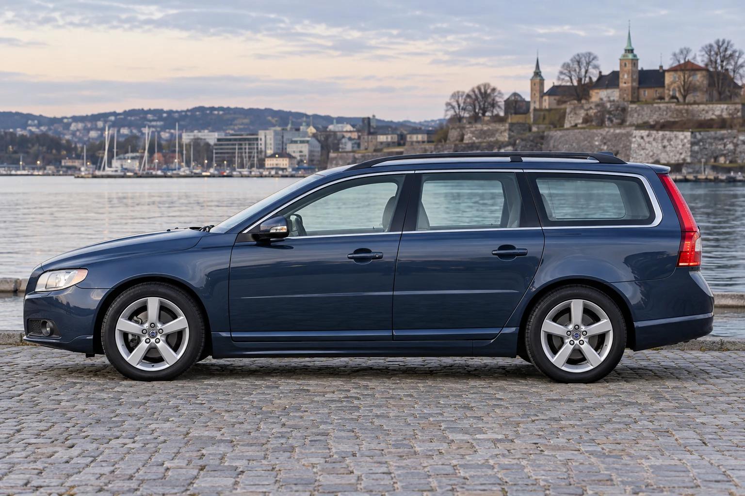 Seitenansicht (Fahrerseite) des Volvo V70 3 als Kombi (V70) (mit KI erzeugt)