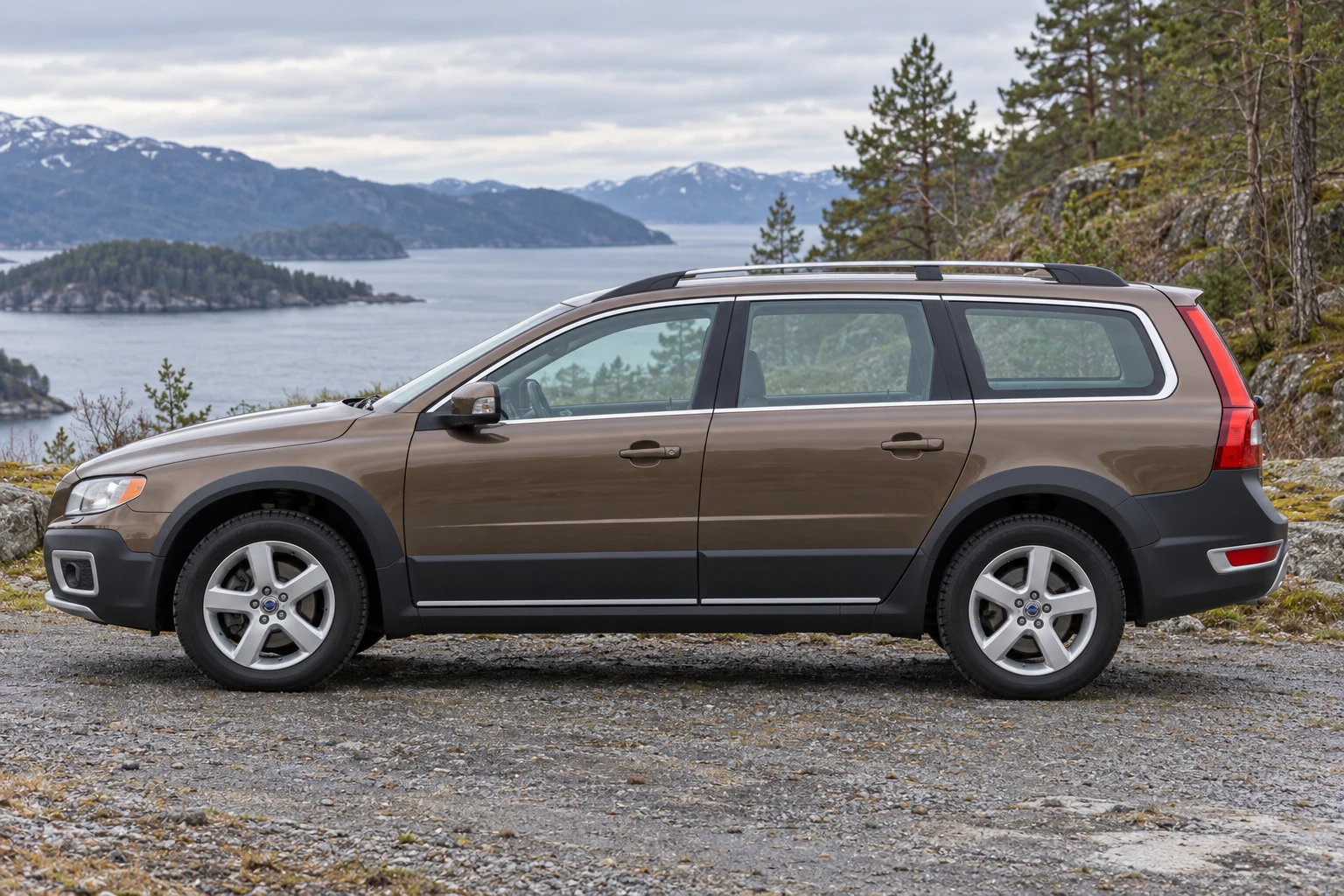 Seitenansicht (Fahrerseite) des Volvo V70 3 als Kombi Allroad (XC70 Cross Country) (mit KI erzeugt)