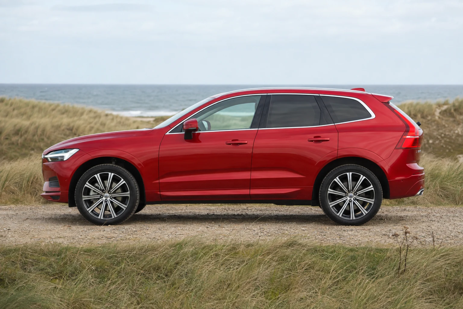Seitenansicht (Fahrerseite) des Volvo XC60 2 als SUV (5-Türer) (mit KI erzeugt)