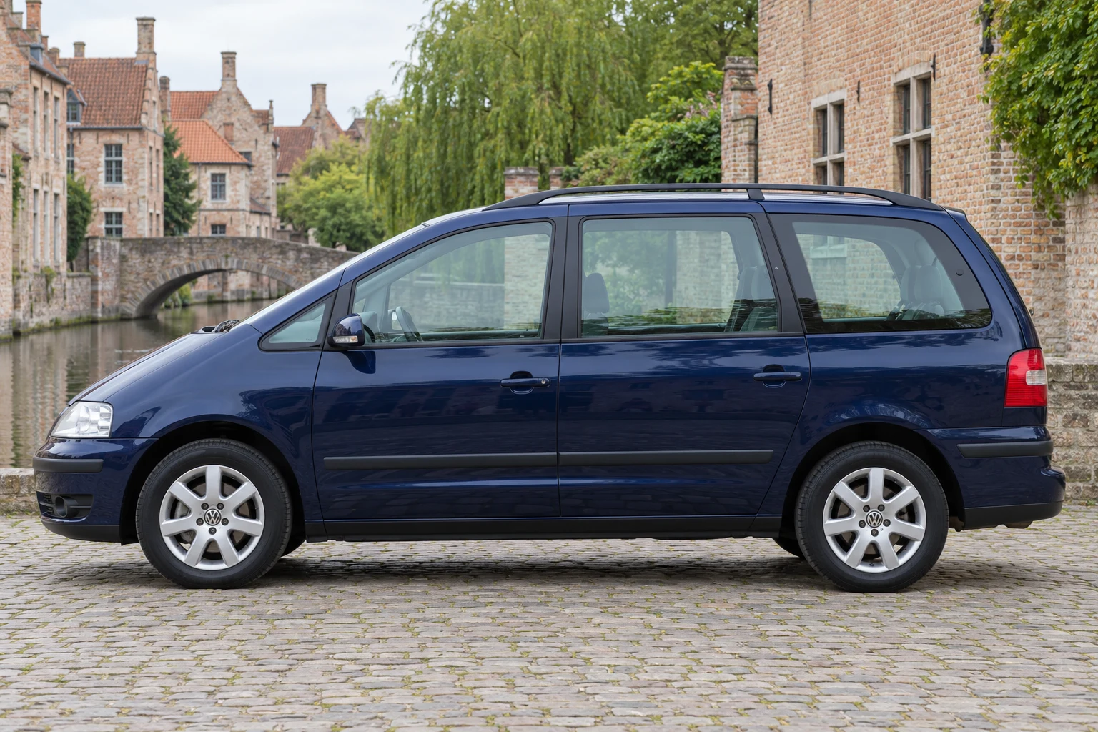 Seitenansicht (Fahrerseite) des VW Sharan 1 Facelift als Van (mit KI erzeugt)