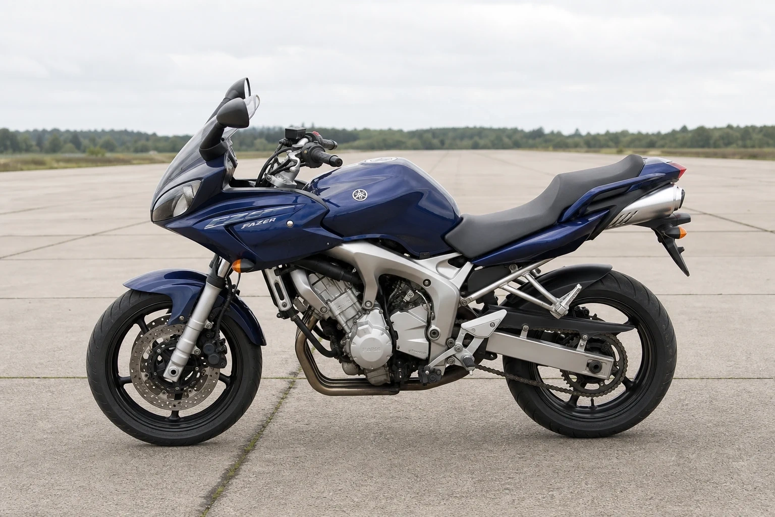 Seitenansicht (Fahrerseite) der Yamaha FZ6 Fazer & FZ8 Fazer als Sporttourer (mit KI erzeugt)