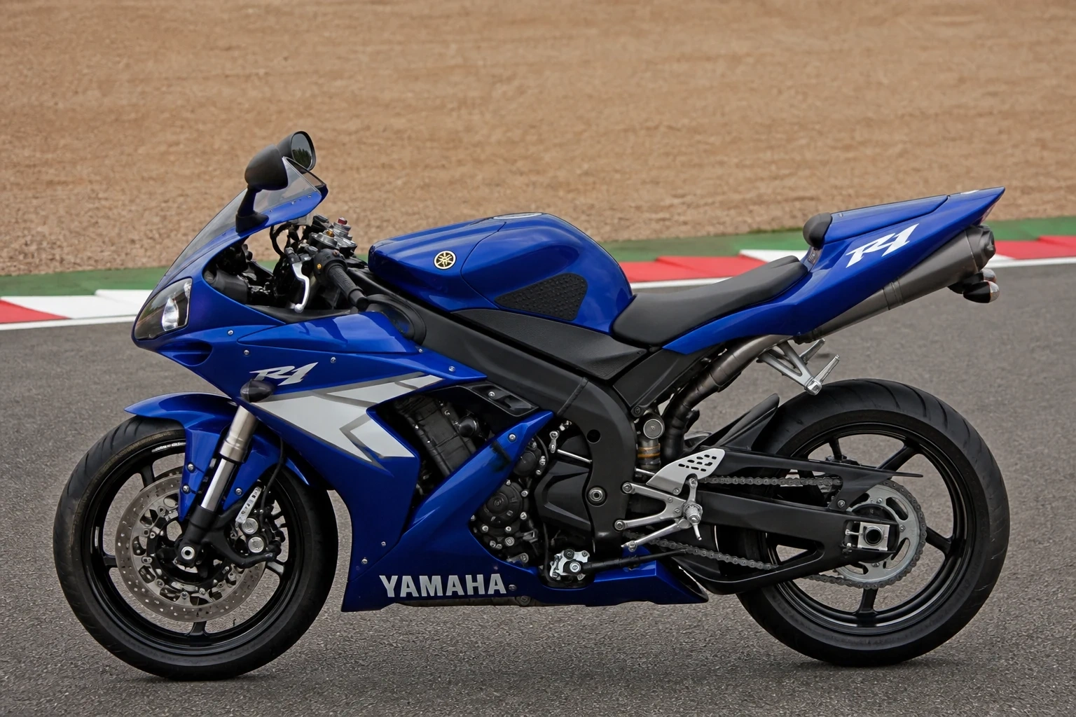 Seitenansicht (Fahrerseite) der Yamaha YZF-R1 als Supersportler (mit KI erzeugt)