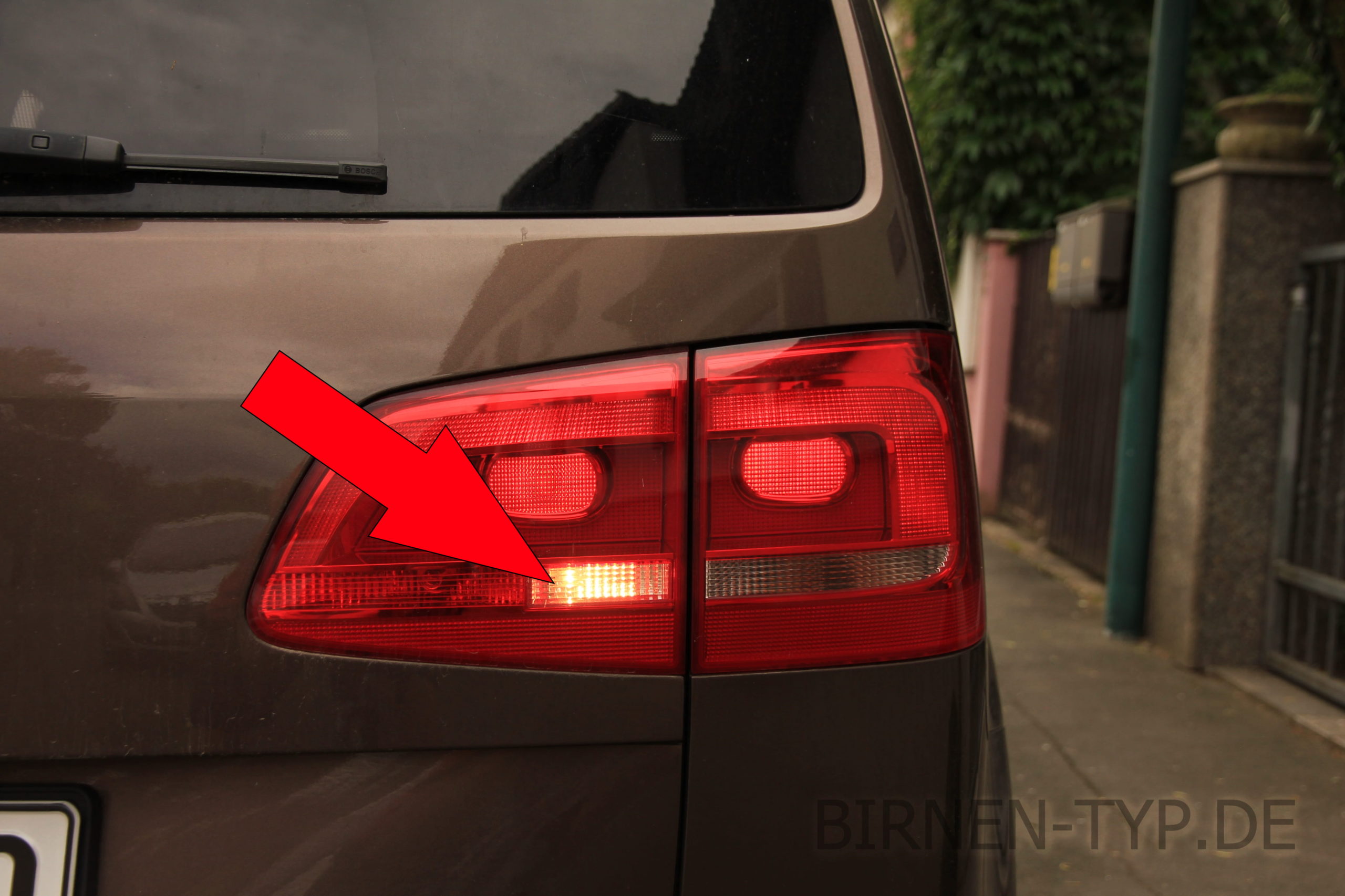 VW Touran Abblendlicht - Glühbirne wechseln - Licht defekt 