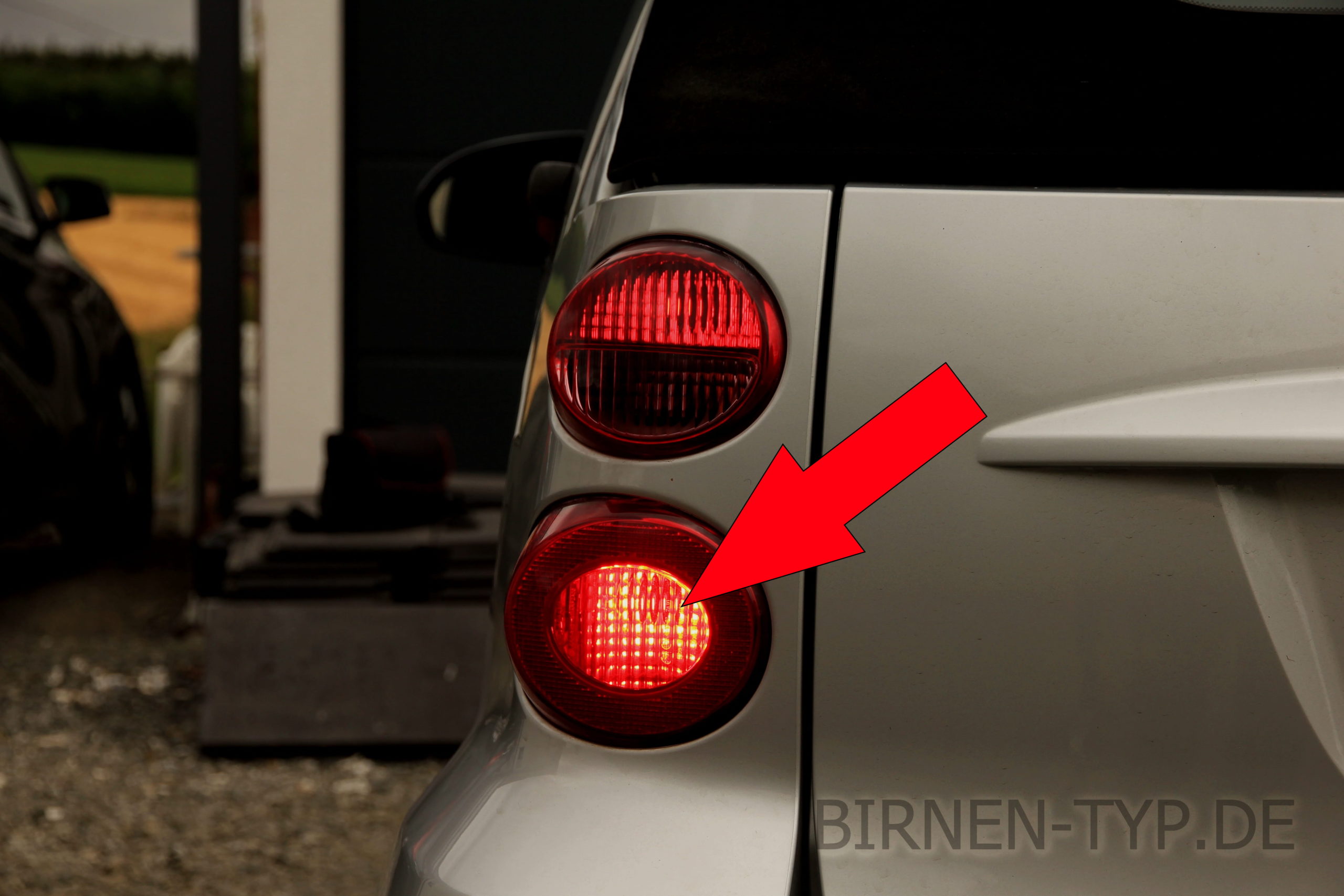 Rückleuchte Nebel hinten heck Smart ForTwo 2. Generation 2-Sitzer, Coupe & Cabrio 451 H7 H11 Birne Birnchen Lampe Leuchte Wechsel Ersatz Tausch Licht Halogen Reparatur Defekt kaputt IMG_0187.JPG