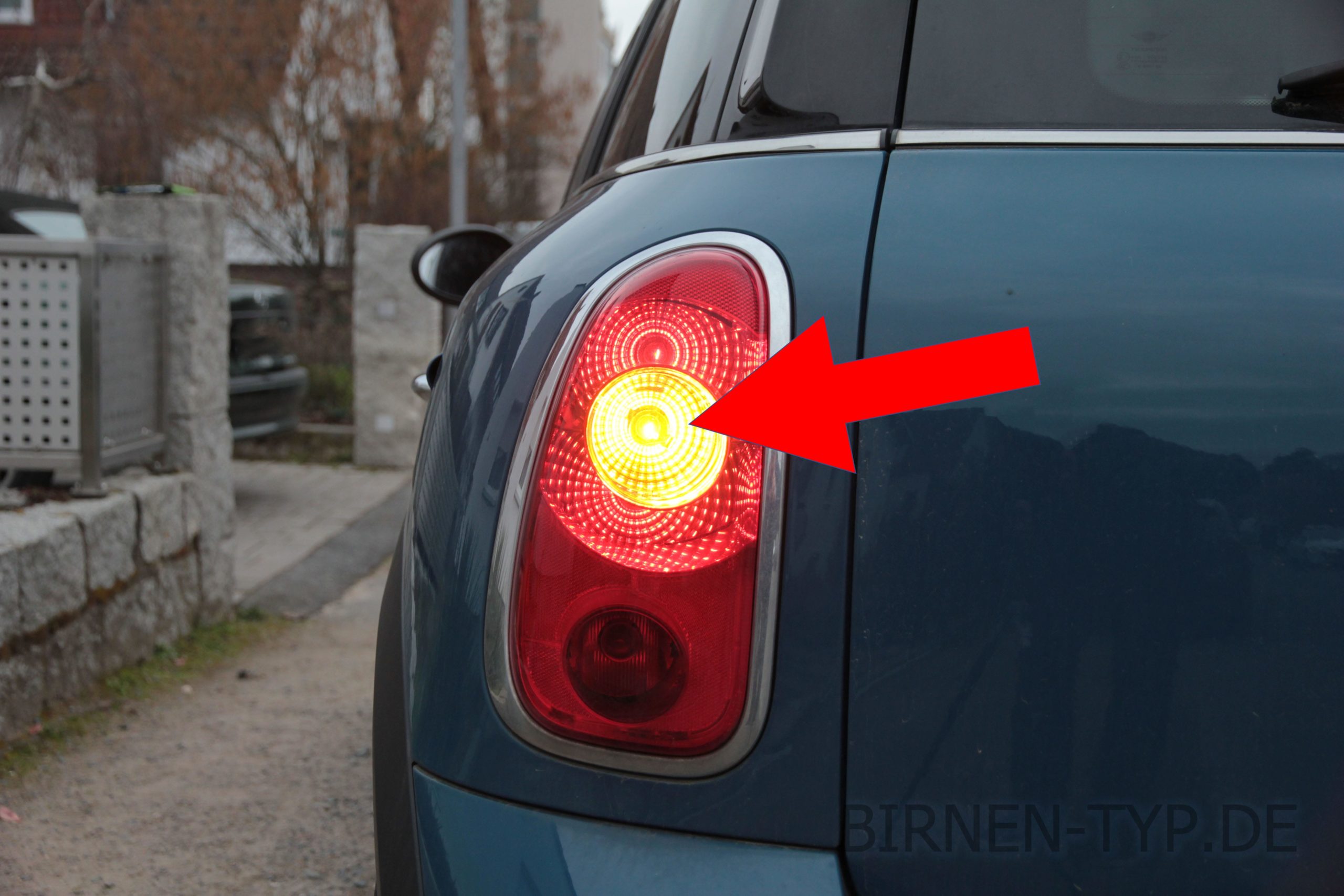 Blinker-Birne hinten links oder rechts im Rücklicht des Mini Countryman 1 geht nicht Welche ist die korrekte Birne P21W Wackelkontakt