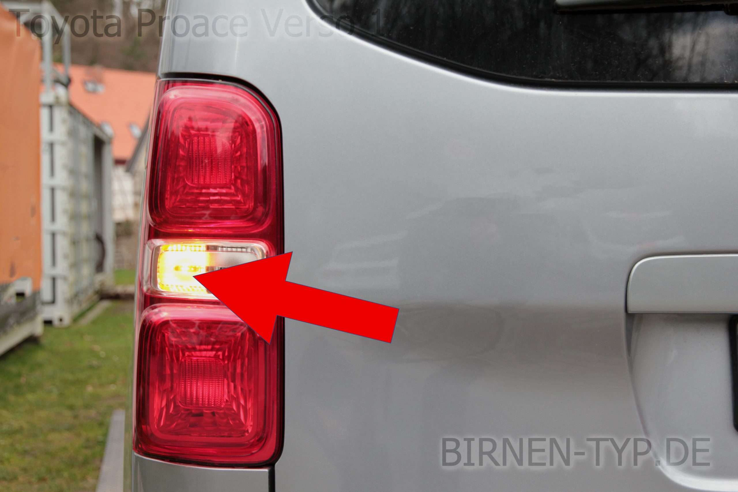 Blinker-Birne hinten links oder rechts im Rücklicht des Toyota ProAce Verso 1 geht nicht Welche ist die korrekte Birne PY21W Wackelkontakt