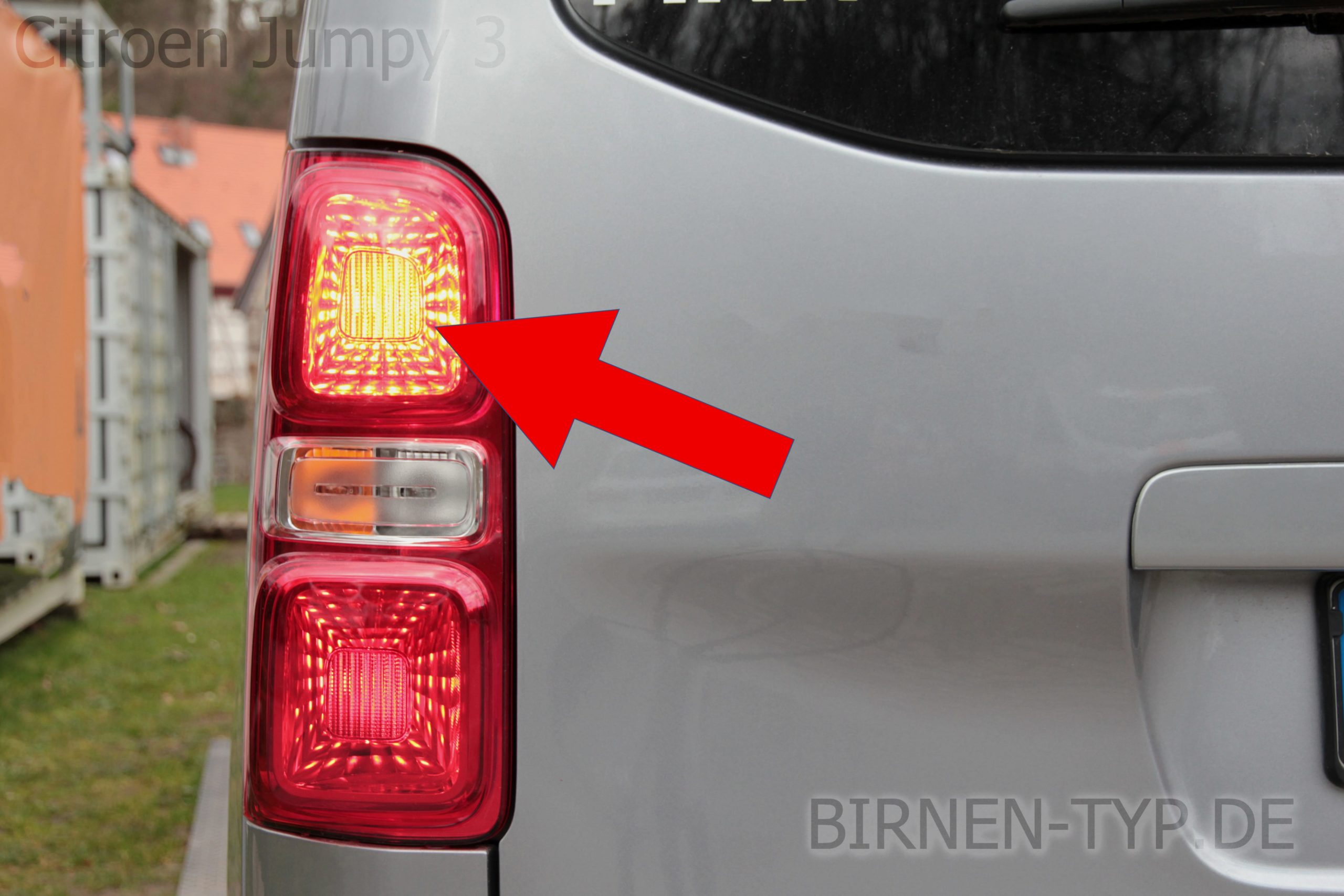 Bremslicht-Birne hinten links oder rechts im Rücklicht des Citroën Jumpy 3 geht nicht Dies ist die korrekte Birne und so wechselt man sie P21:5W