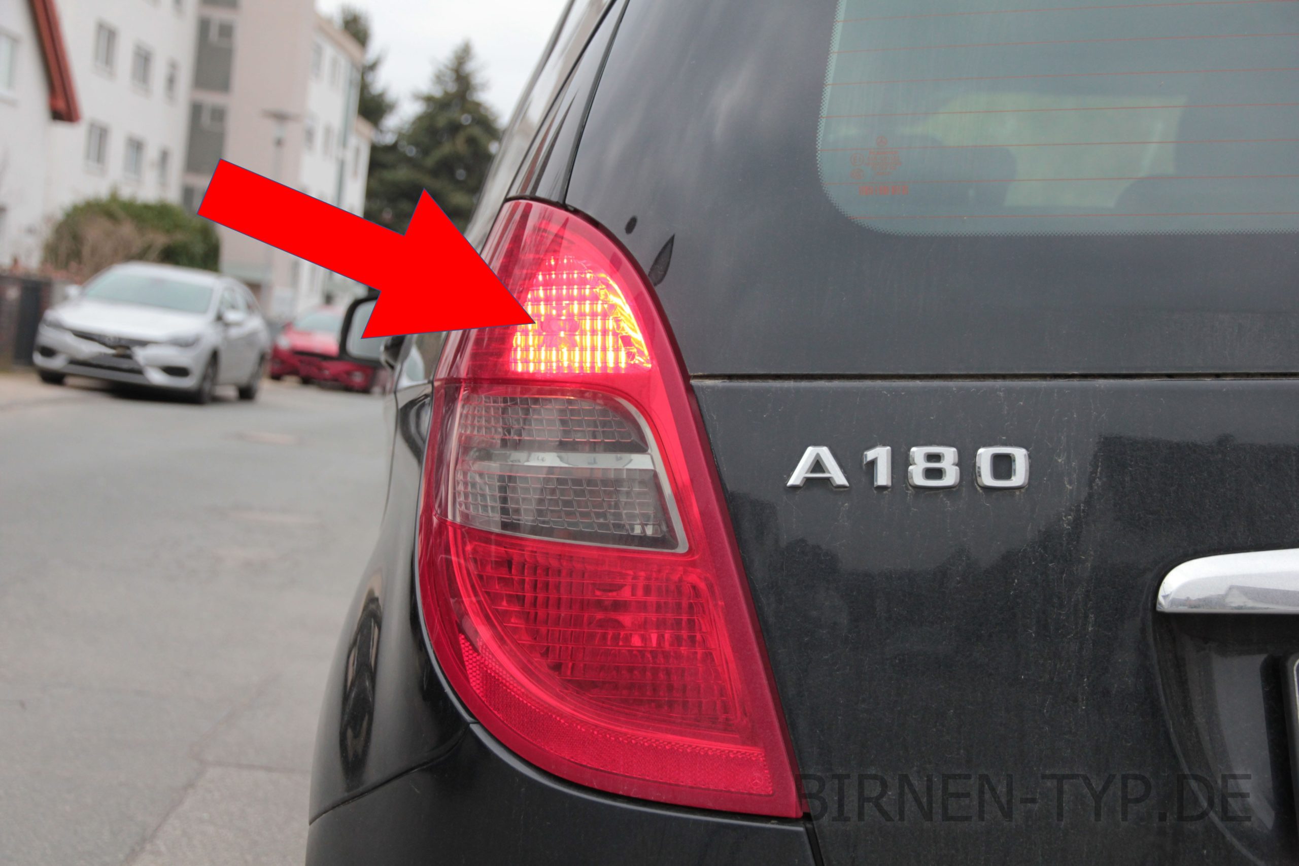 Bremslicht-Birne hinten links oder rechts im Rücklicht des Mercedes Benz A-Klasse 2 geht nicht Dies ist die korrekte Birne und so wechselt man sie P21W