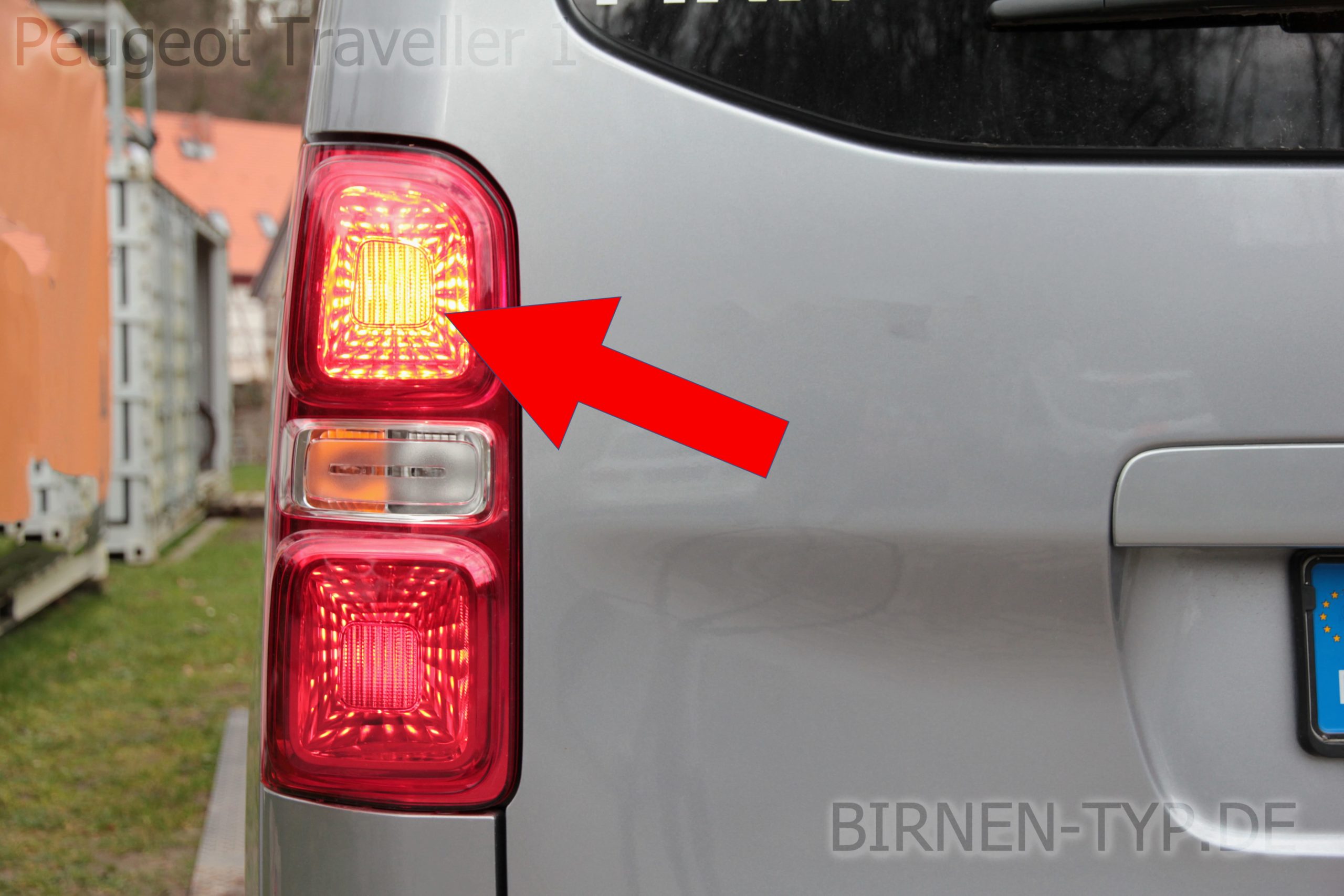 Bremslicht-Birne hinten links oder rechts im Rücklicht des Peugeot Traveller 1 geht nicht Dies ist die korrekte Birne und so wechselt man sie P21:5W