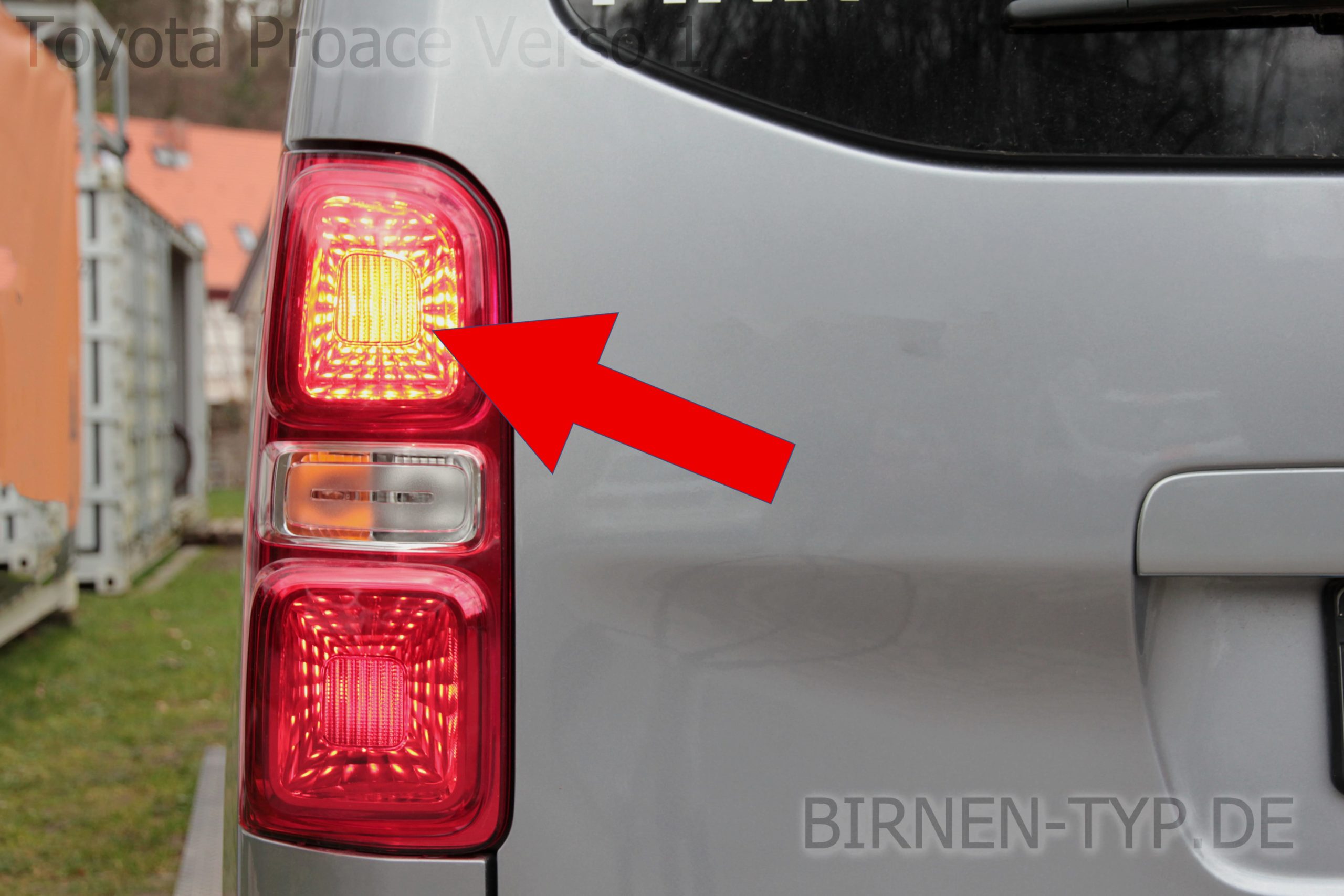 Bremslicht-Birne hinten links oder rechts im Rücklicht des Toyota ProAce Verso 1 geht nicht Dies ist die korrekte Birne und so wechselt man sie P21:5W