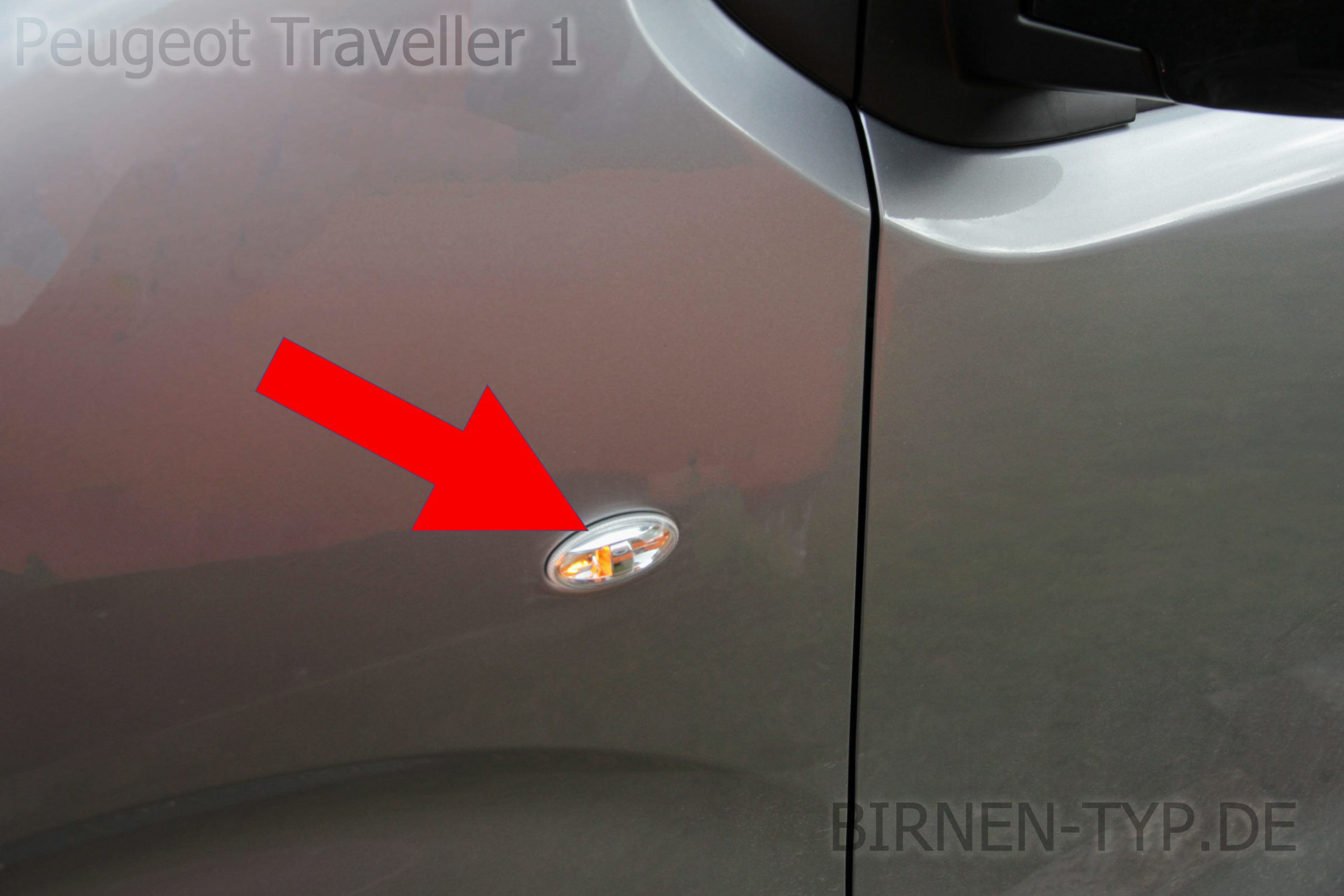 Im Seitenblinker des Peugeot Traveller 1 V_ arbeitet ein LED-Modul im Kotflügel -Leuchtmittel