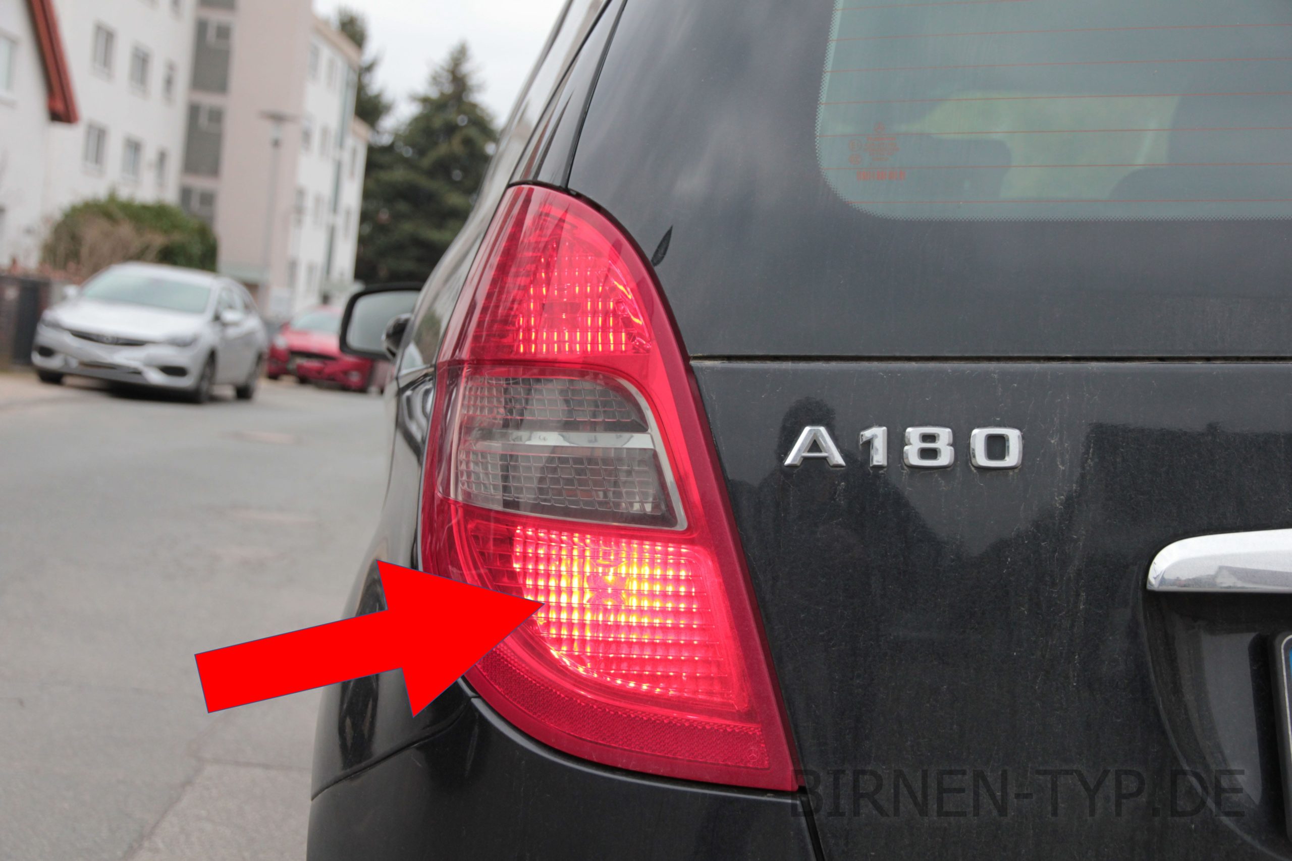 Nebelschlussleuchten-Birne hinten links oder rechts im Rücklicht des Mercedes Benz A-Klasse 2 geht nicht Welche ist die korrekte Birne Bild 1 P21:4W od. P21W