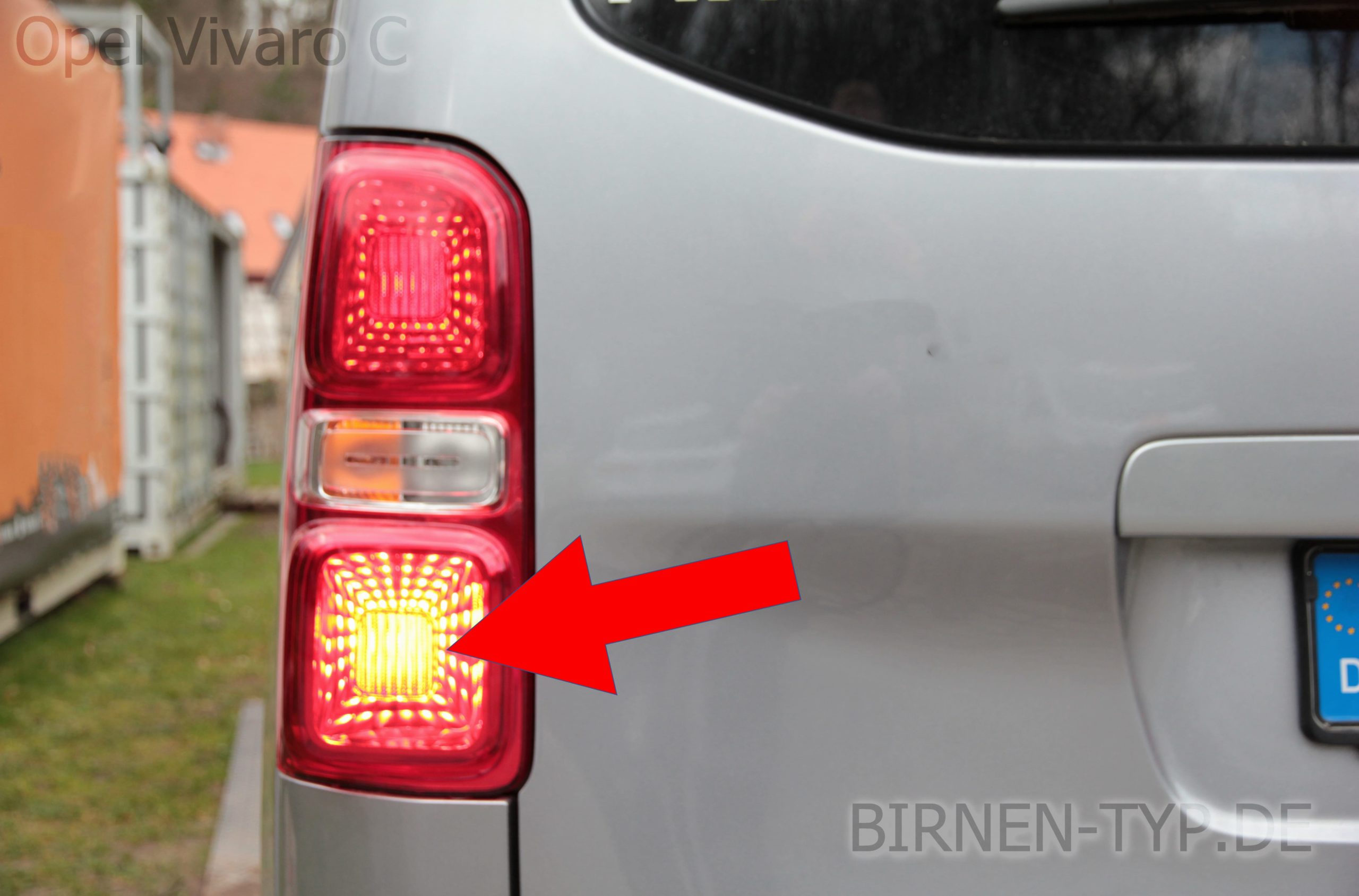 Nebelschlussleuchten-Birne hinten links oder rechts im Rücklicht des Opel Vivaro C 3 geht nicht Welche ist die korrekte Birne Bild 1 P21:4W od. P21W