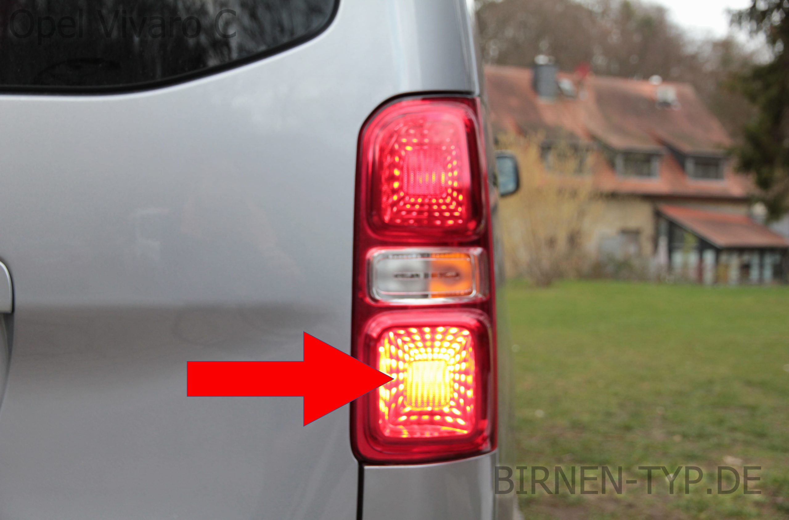 Nebelschlussleuchten-Birne hinten links oder rechts im Rücklicht des Opel Vivaro C 3 geht nicht Welche ist die korrekte Birne Bild 2 P21:4W od. P21W