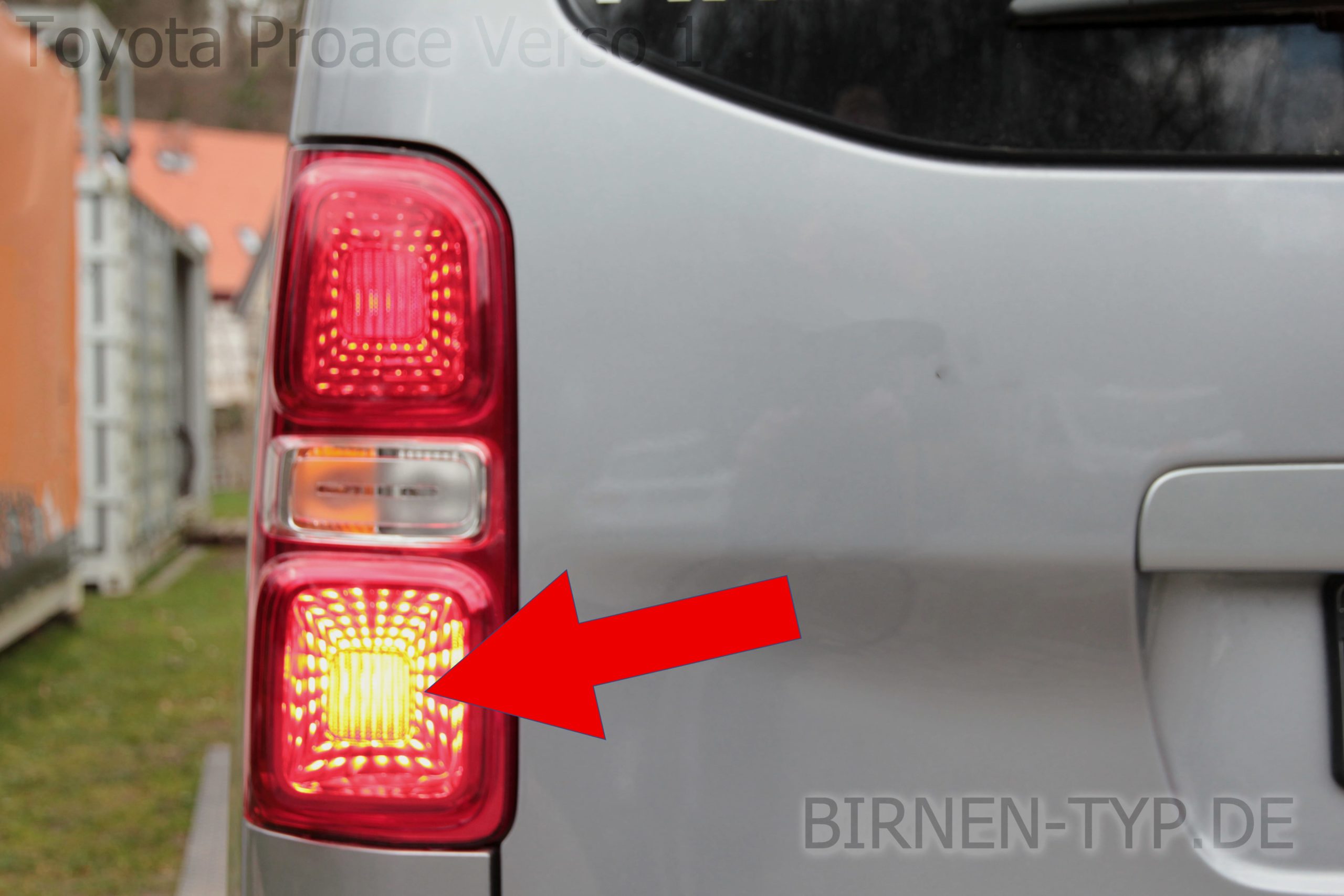 Nebelschlussleuchten-Birne hinten links oder rechts im Rücklicht des Toyota ProAce Verso 1 geht nicht Welche ist die korrekte Birne Bild 1 P21:4W