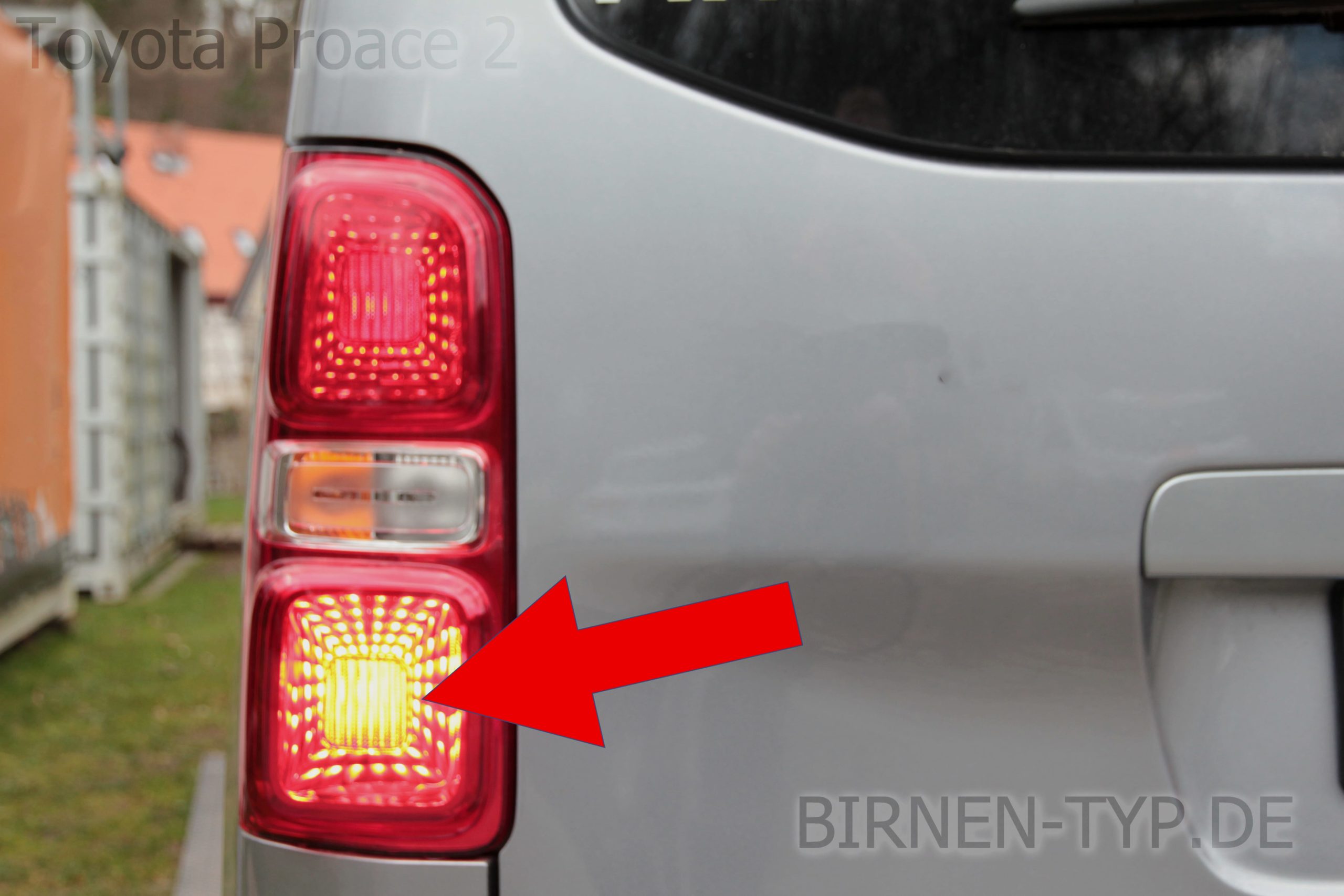 Nebelschlussleuchten-Birne hinten links oder rechts im Rücklicht des Toyota Proace 2 geht nicht Welche ist die korrekte Birne Bild 1 P21:4W