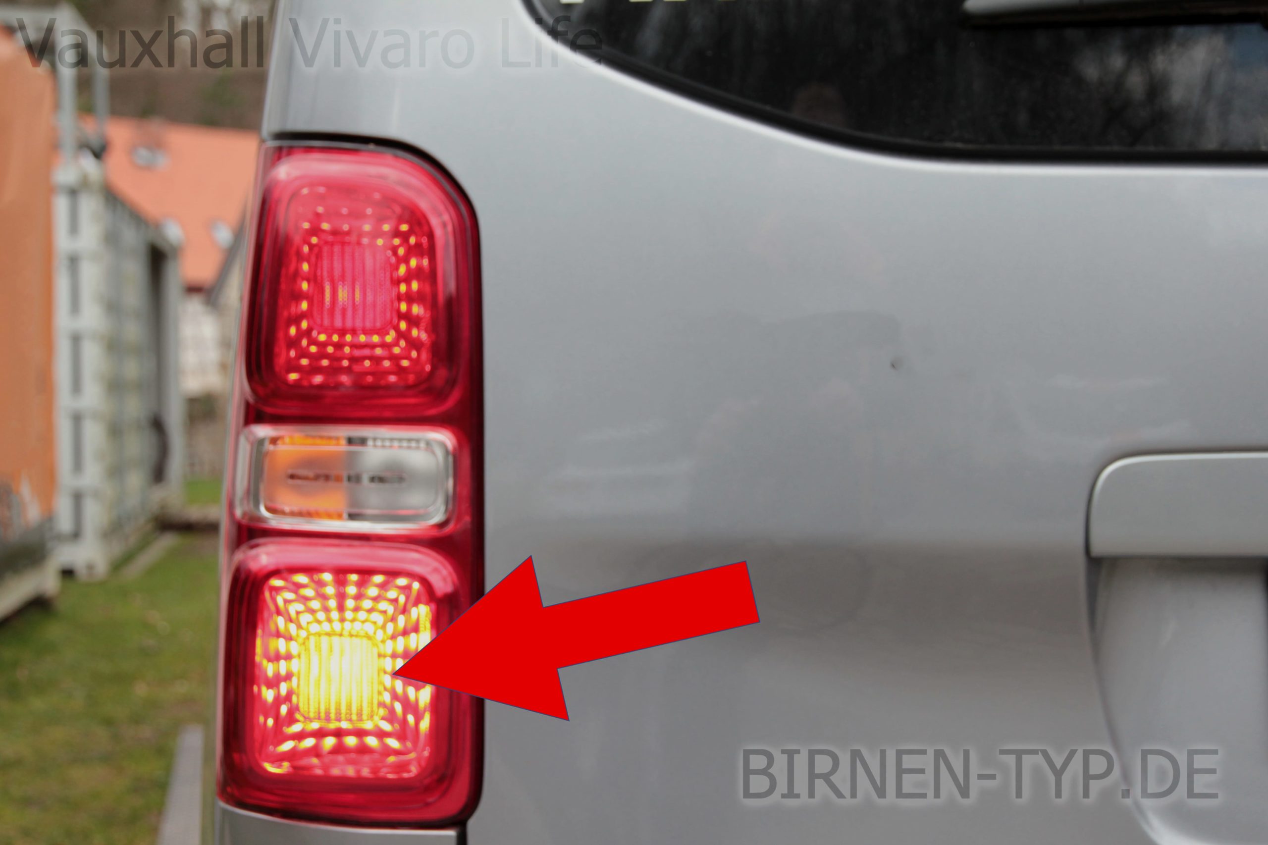 Nebelschlussleuchten-Birne hinten links oder rechts im Rücklicht des Vauxhall Vivaro Life 1 geht nicht Welche ist die korrekte Birne Bild 1 P21:4W od. P21W