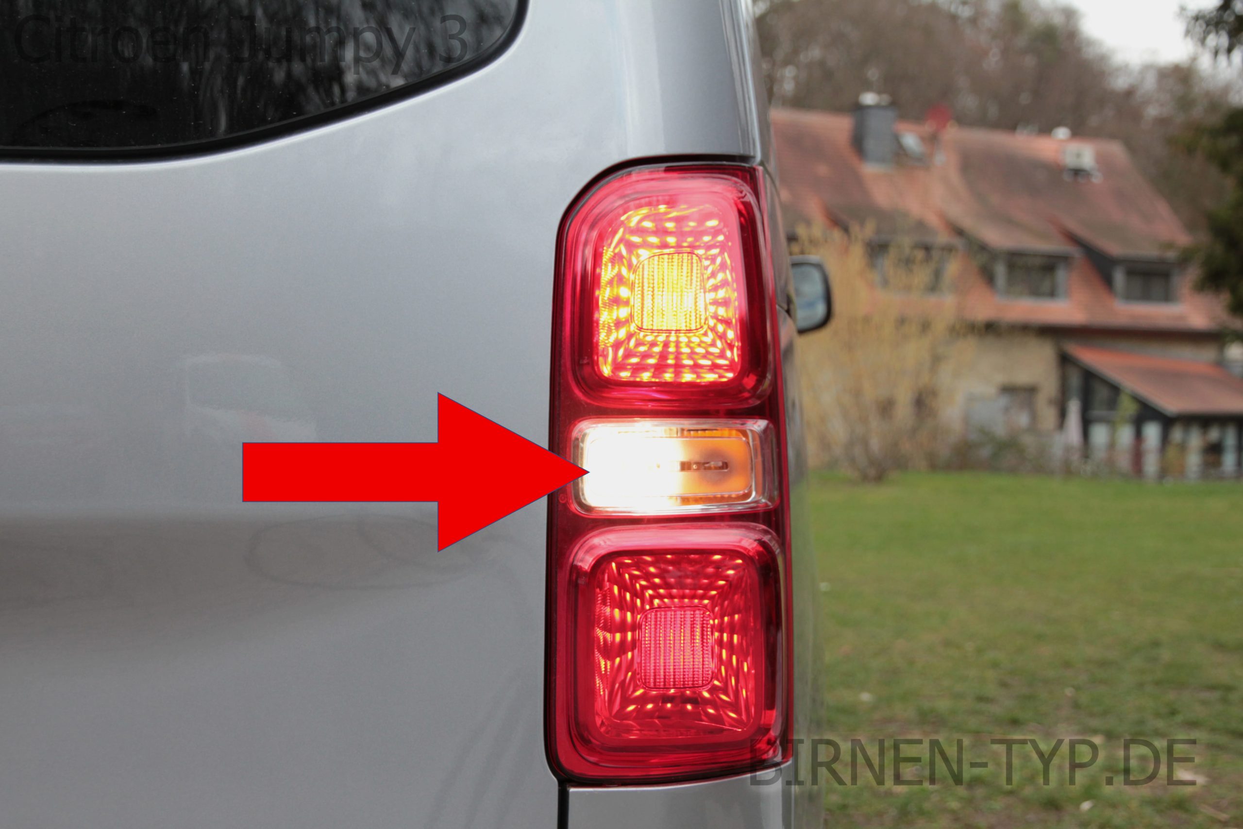 Rückfahr-Scheinwerfer-Birne hinten links oder rechts im Rücklicht des Citroën Jumpy 3 geht nicht Welche ist die korrekte Birne Bild 2 P21W