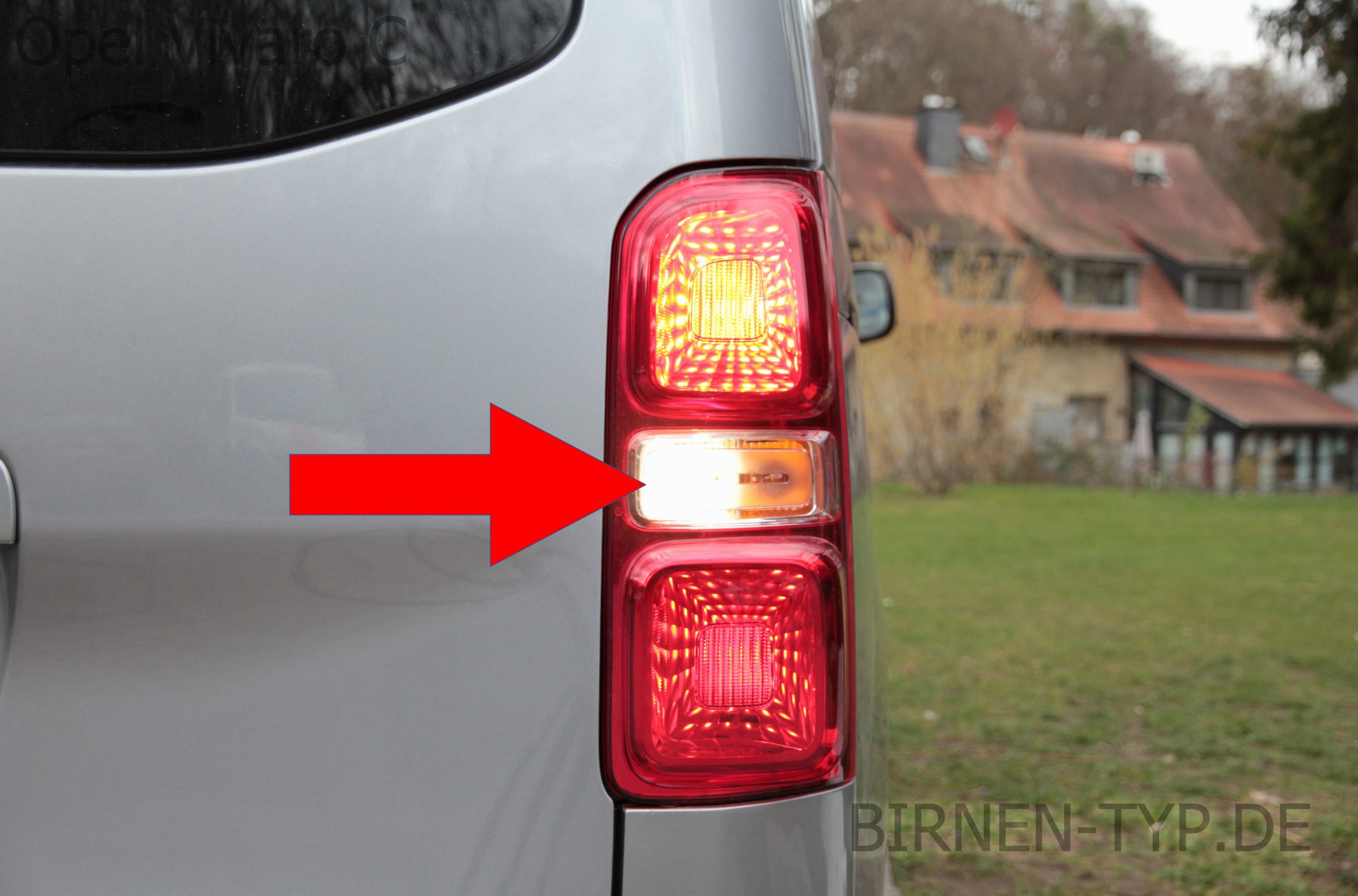 Rückfahr-Scheinwerfer-Birne hinten links oder rechts im Rücklicht des Opel Vivaro C 3 geht nicht Welche ist die korrekte Birne Bild 2 P21W