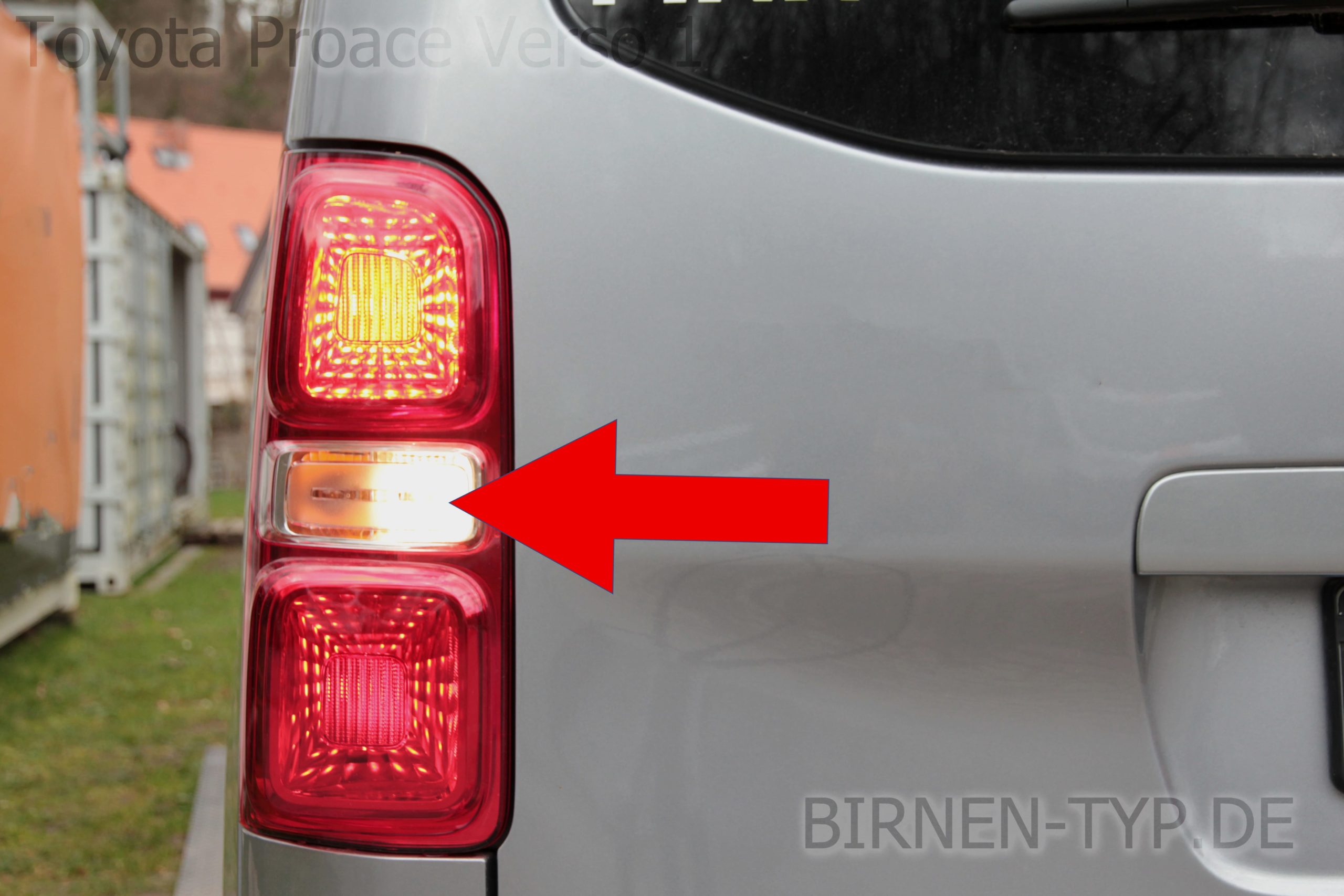 Rückfahr-Scheinwerfer-Birne hinten links oder rechts im Rücklicht des Toyota ProAce Verso 1 geht nicht Welche ist die korrekte Birne Bild 1 P21W