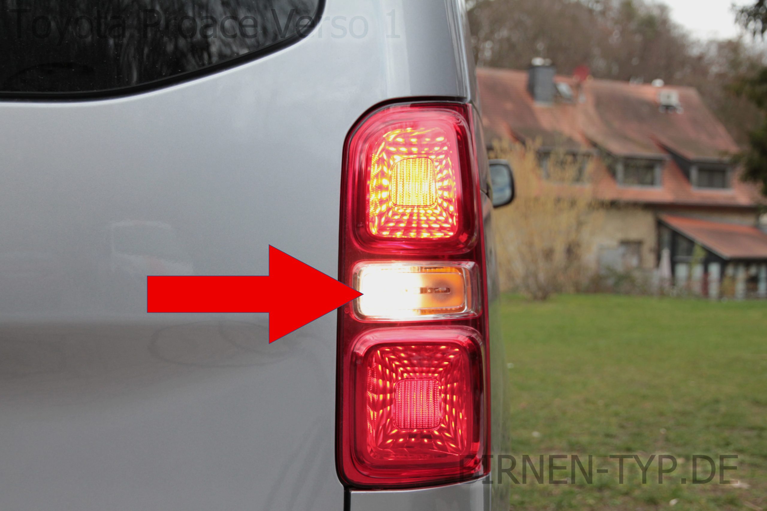 Rückfahr-Scheinwerfer-Birne hinten links oder rechts im Rücklicht des Toyota ProAce Verso 1 geht nicht Welche ist die korrekte Birne Bild 2 P21W