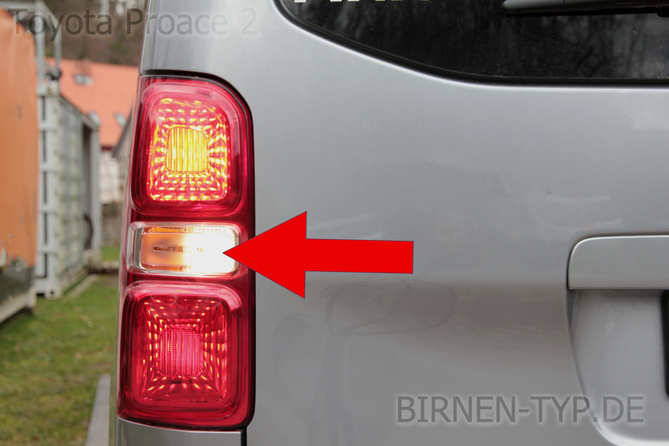 Rückfahr-Scheinwerfer-Birne hinten links oder rechts im Rücklicht des Toyota Proace 2 geht nicht Welche ist die korrekte Birne Bild 1 P21W