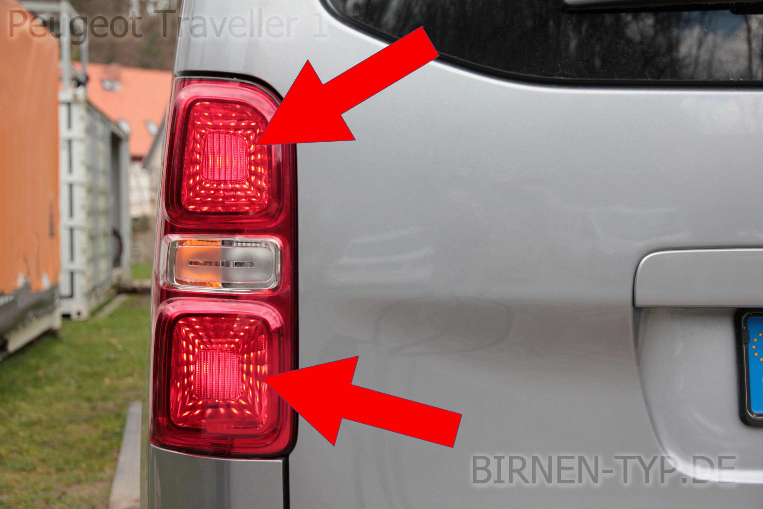 Rücklicht-Birne hinten links oder rechts im Rückleuchte des Peugeot Traveller 1 geht nicht Das ist die korrekte Birne P21:5W Wackelkontakt