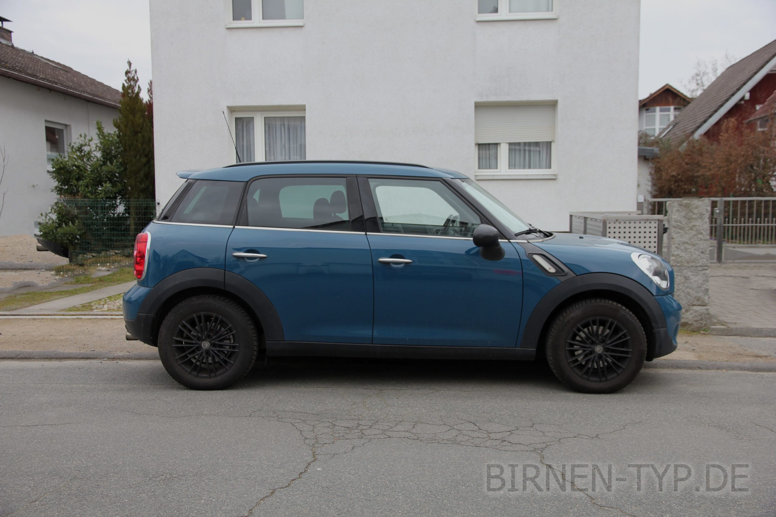 Seitenansicht des Mini Countryman 1 (2010 - 2017) links rechts Fahrerseite Beifahrerseite